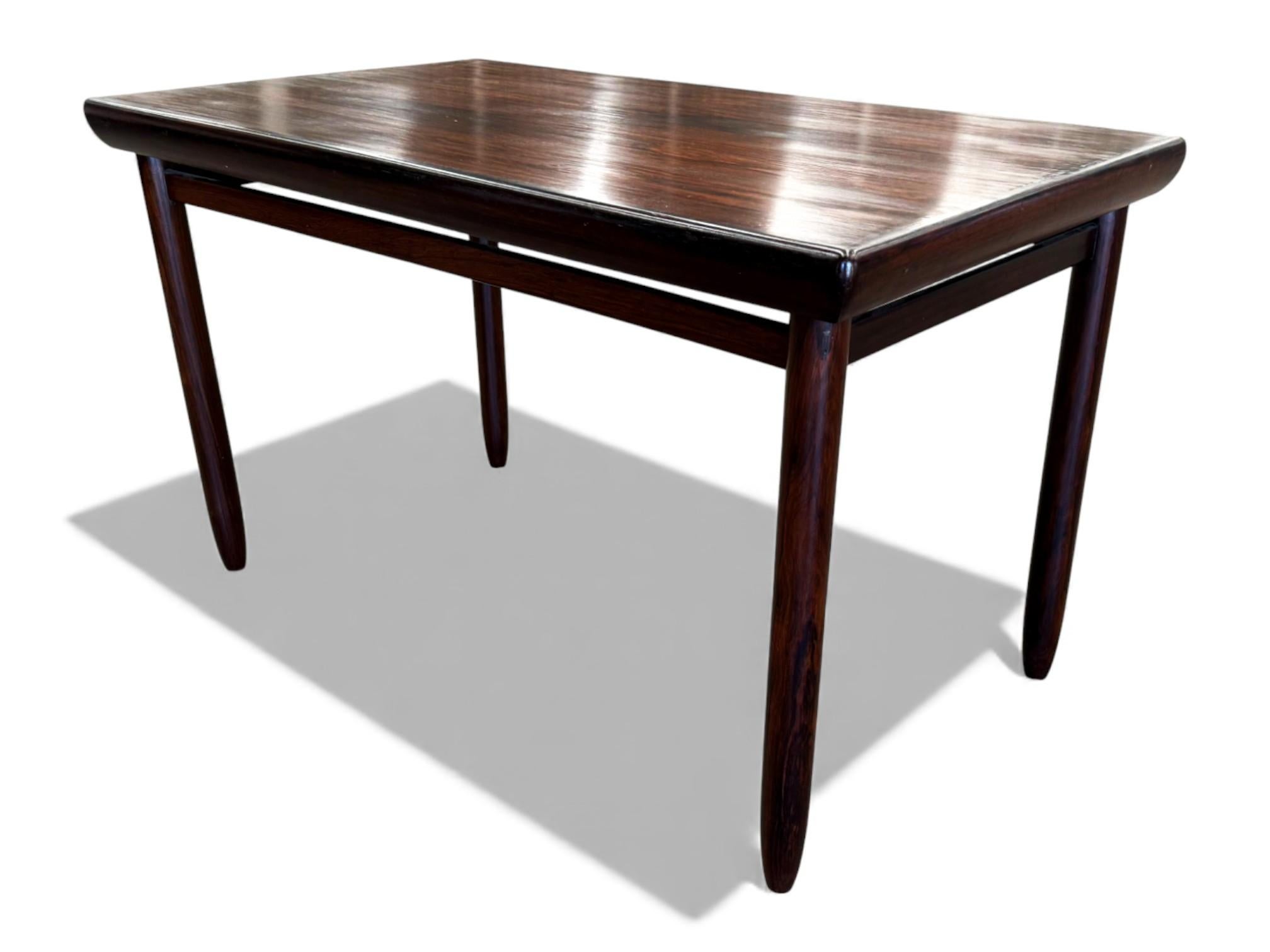 Brésilien Table rectangulaire moderne brésilienne en bois dur et pieds ronds, Jorge Jabour, années 1960 en vente