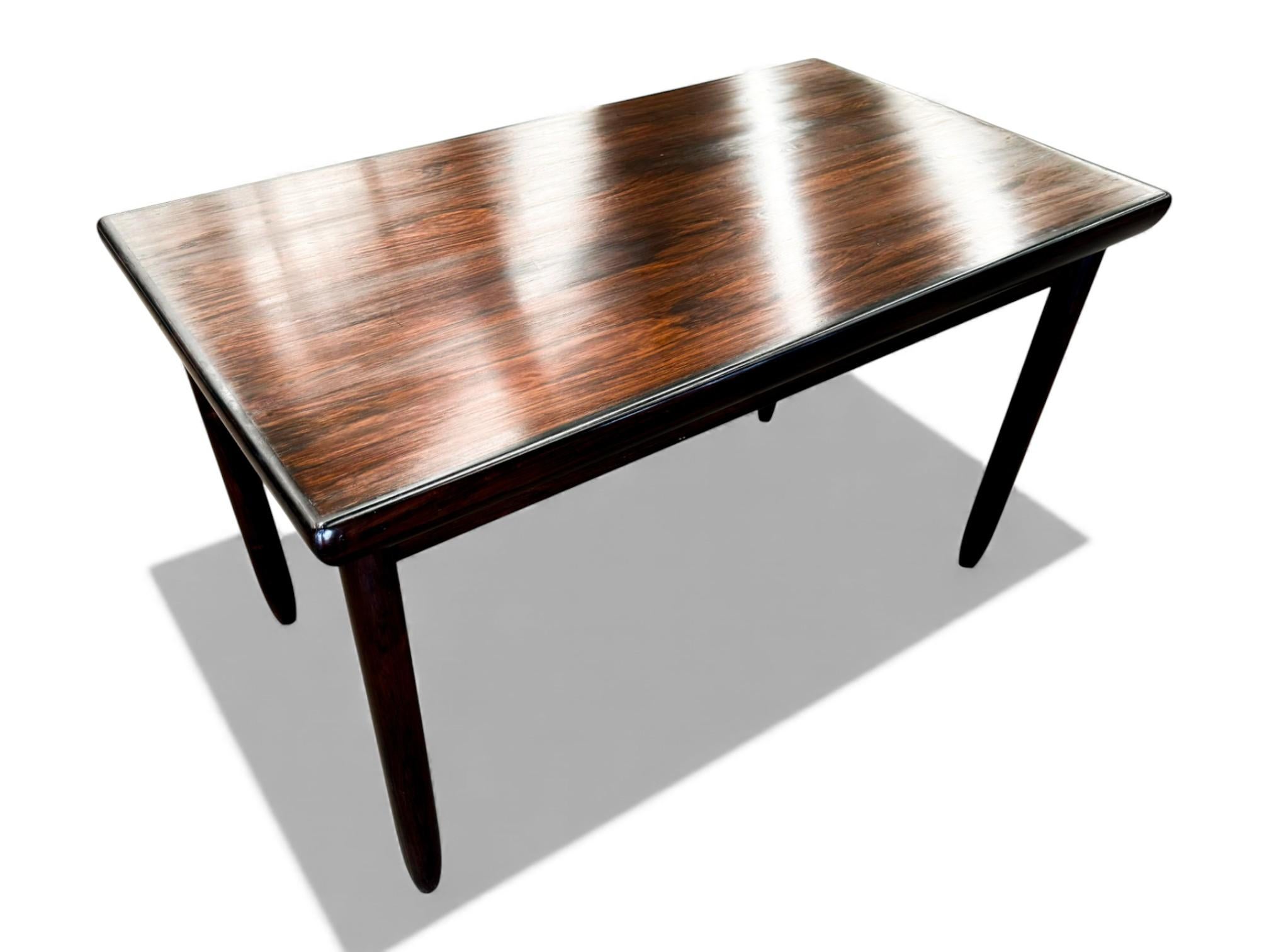 Travail du bois Table rectangulaire moderne brésilienne en bois dur et pieds ronds, Jorge Jabour, années 1960 en vente