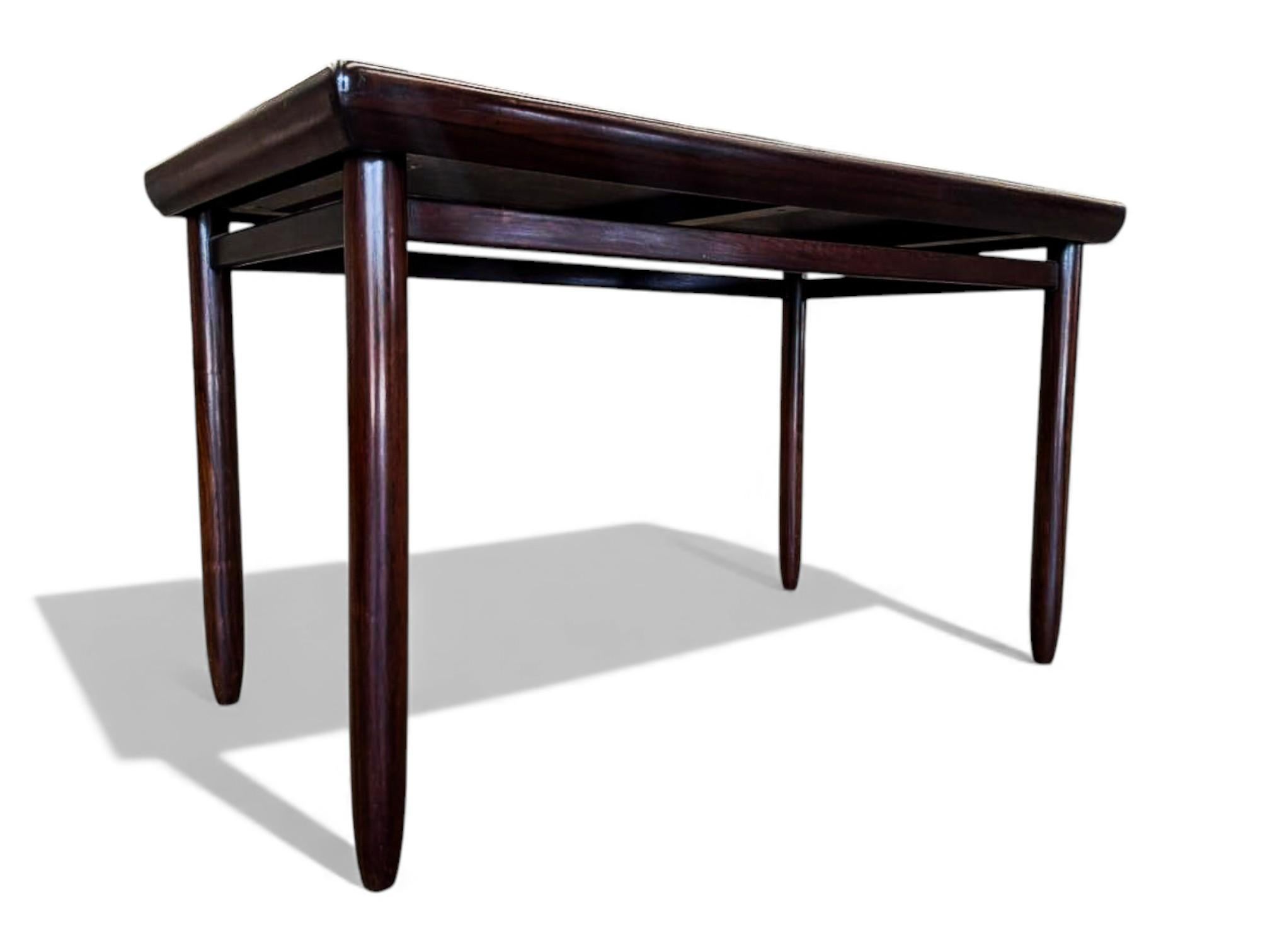 Table rectangulaire moderne brésilienne en bois dur et pieds ronds, Jorge Jabour, années 1960 Bon état - En vente à New York, NY