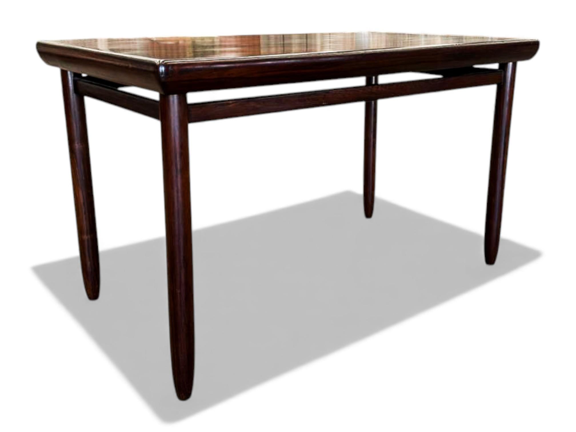 20ième siècle Table rectangulaire moderne brésilienne en bois dur et pieds ronds, Jorge Jabour, années 1960 en vente