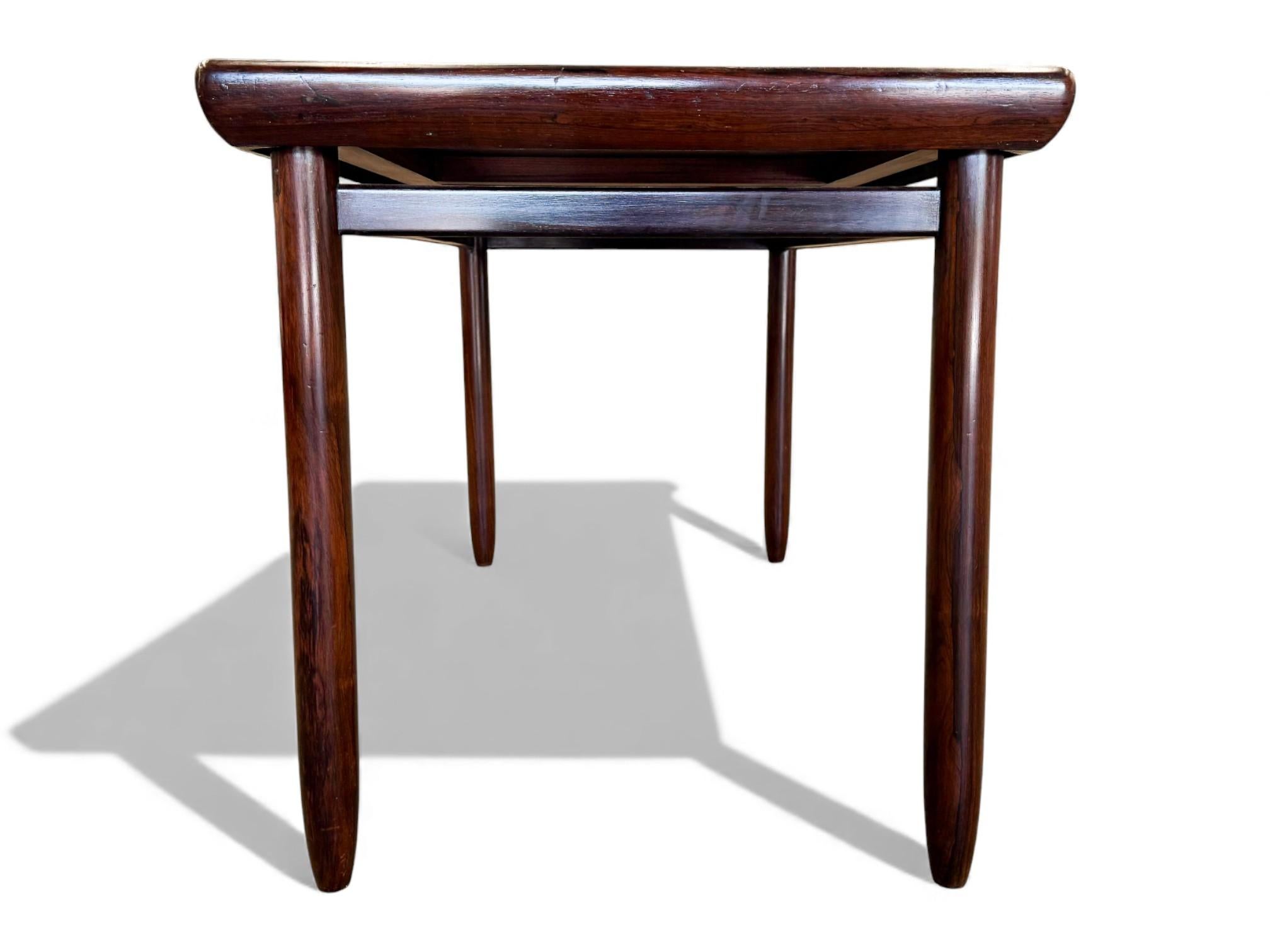 Bois de feuillus Table rectangulaire moderne brésilienne en bois dur et pieds ronds, Jorge Jabour, années 1960 en vente