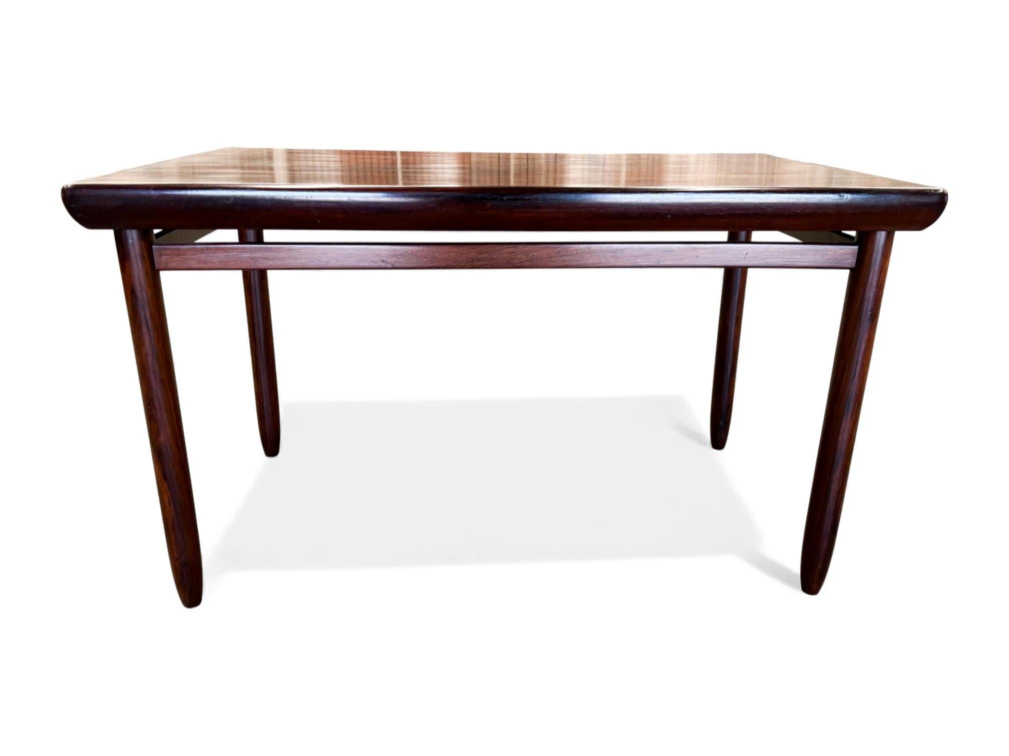 Table rectangulaire moderne brésilienne en bois dur et pieds ronds, Jorge Jabour, années 1960 en vente 1