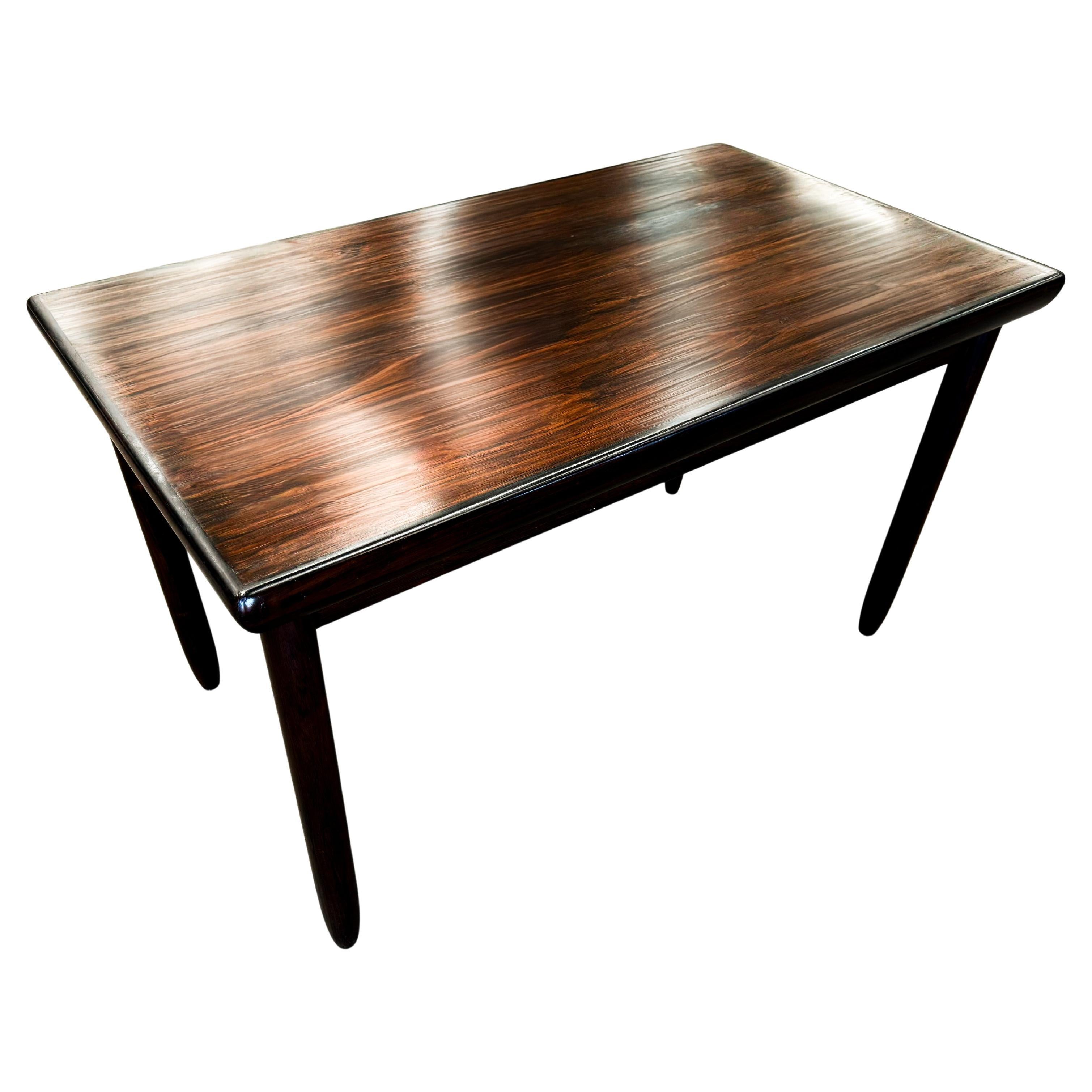 Table rectangulaire moderne brésilienne en bois dur et pieds ronds, Jorge Jabour, années 1960 en vente