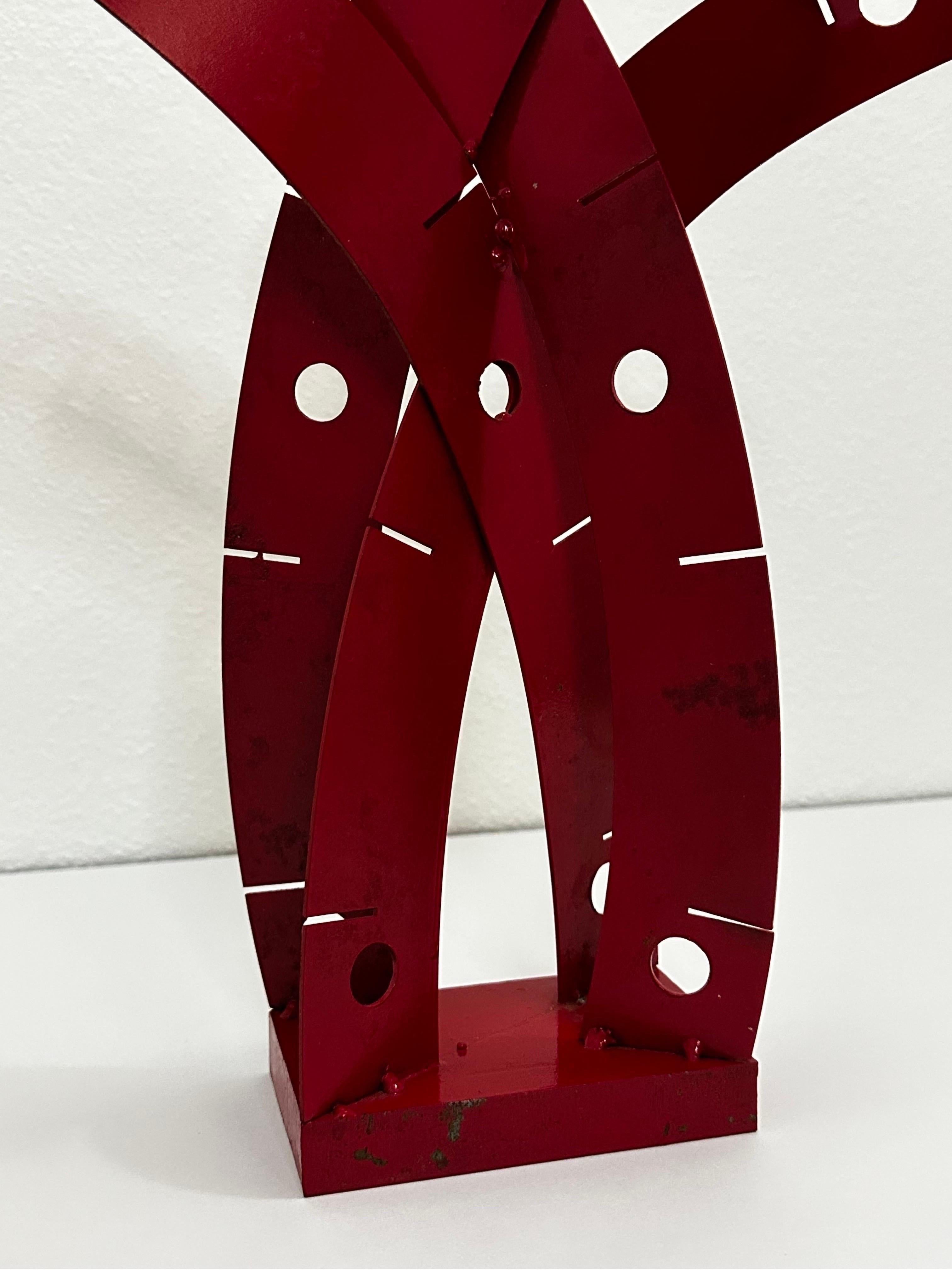 Sculpture de table moderne brésilienne en acier laqué rouge, années 1980 en vente 1