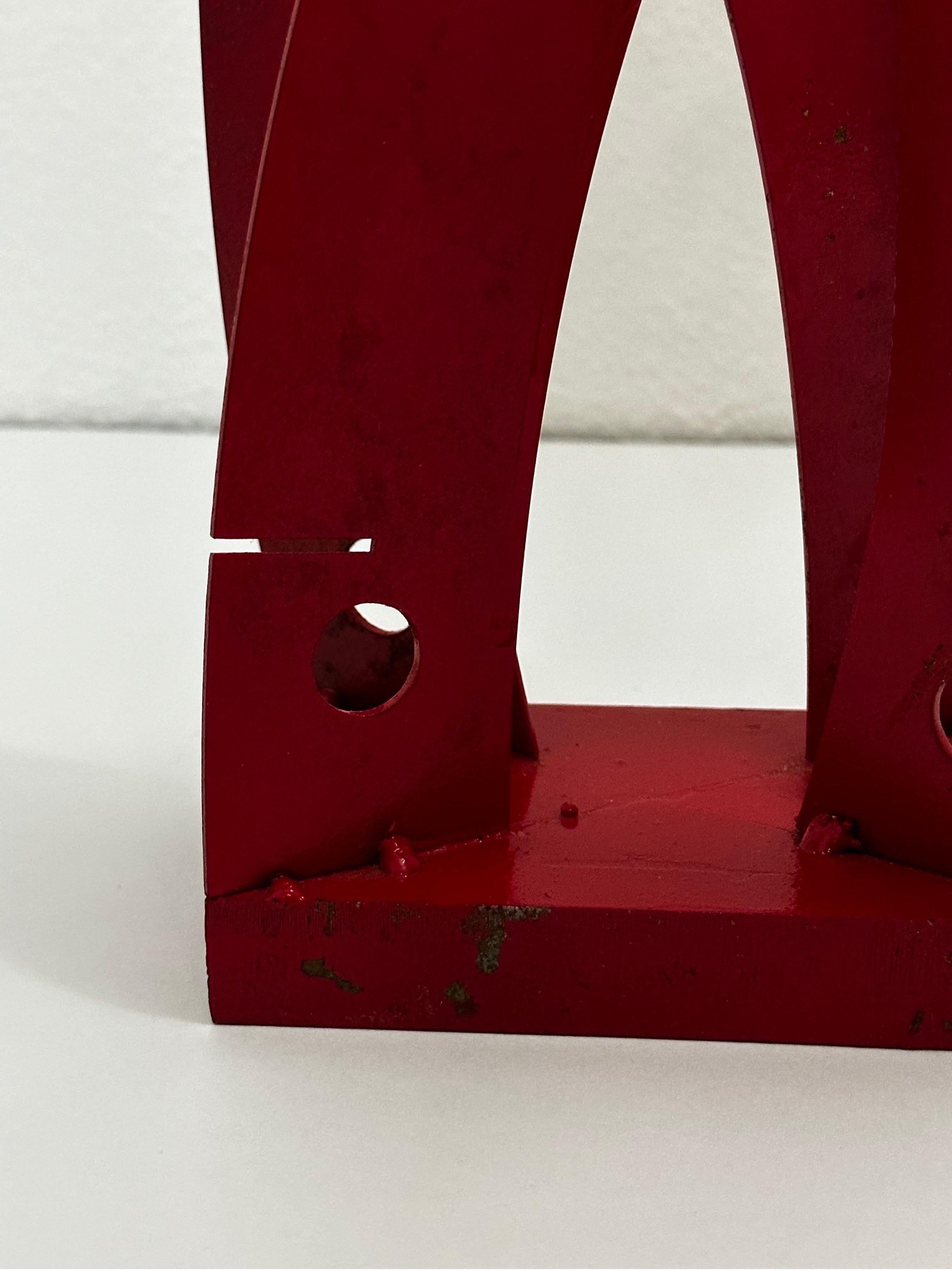 Sculpture de table moderne brésilienne en acier laqué rouge, années 1980 en vente 2