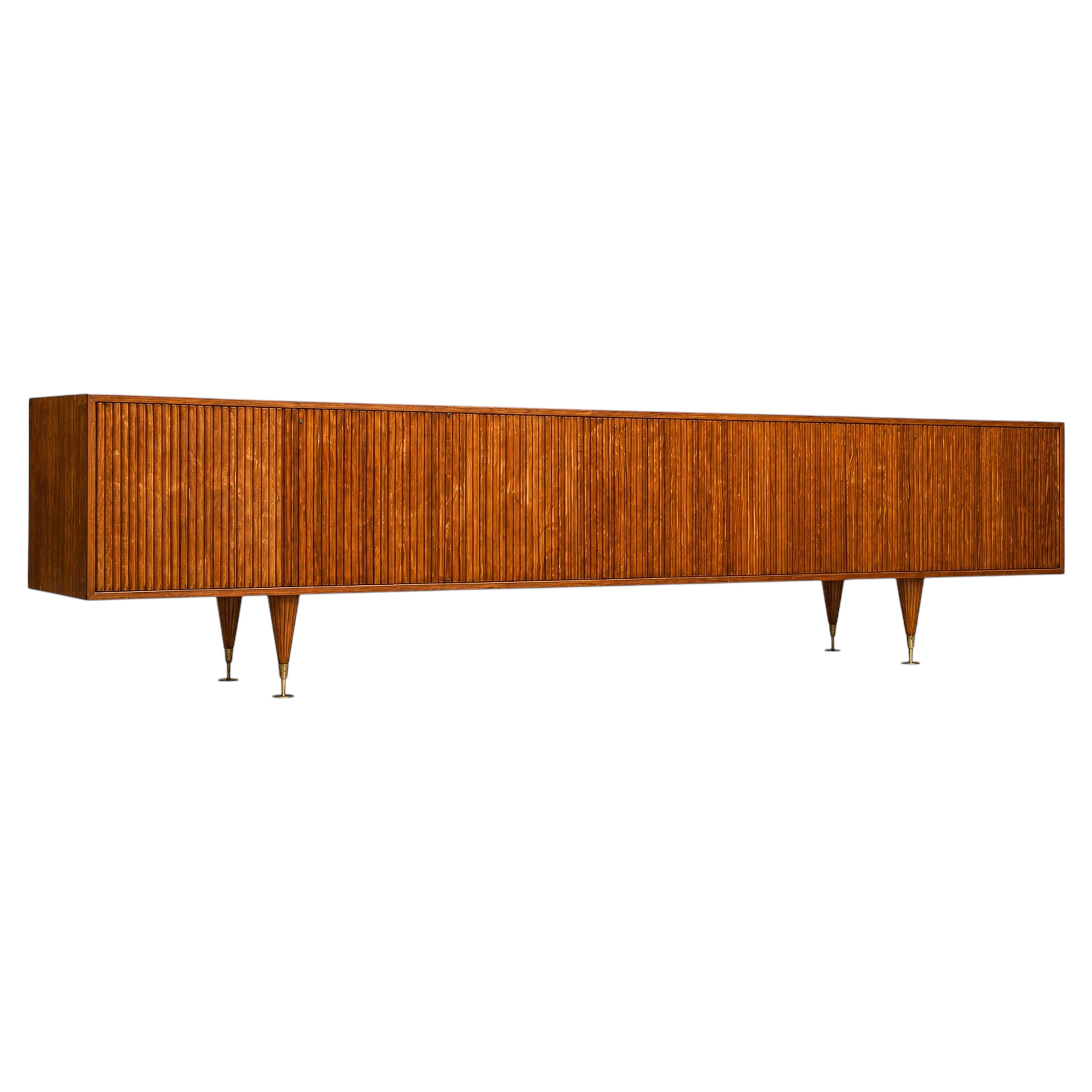 Aparador moderno brasileño con diseño acanalado, de madera de caviúna, de Giuseppe Scapinelli, Brasil
