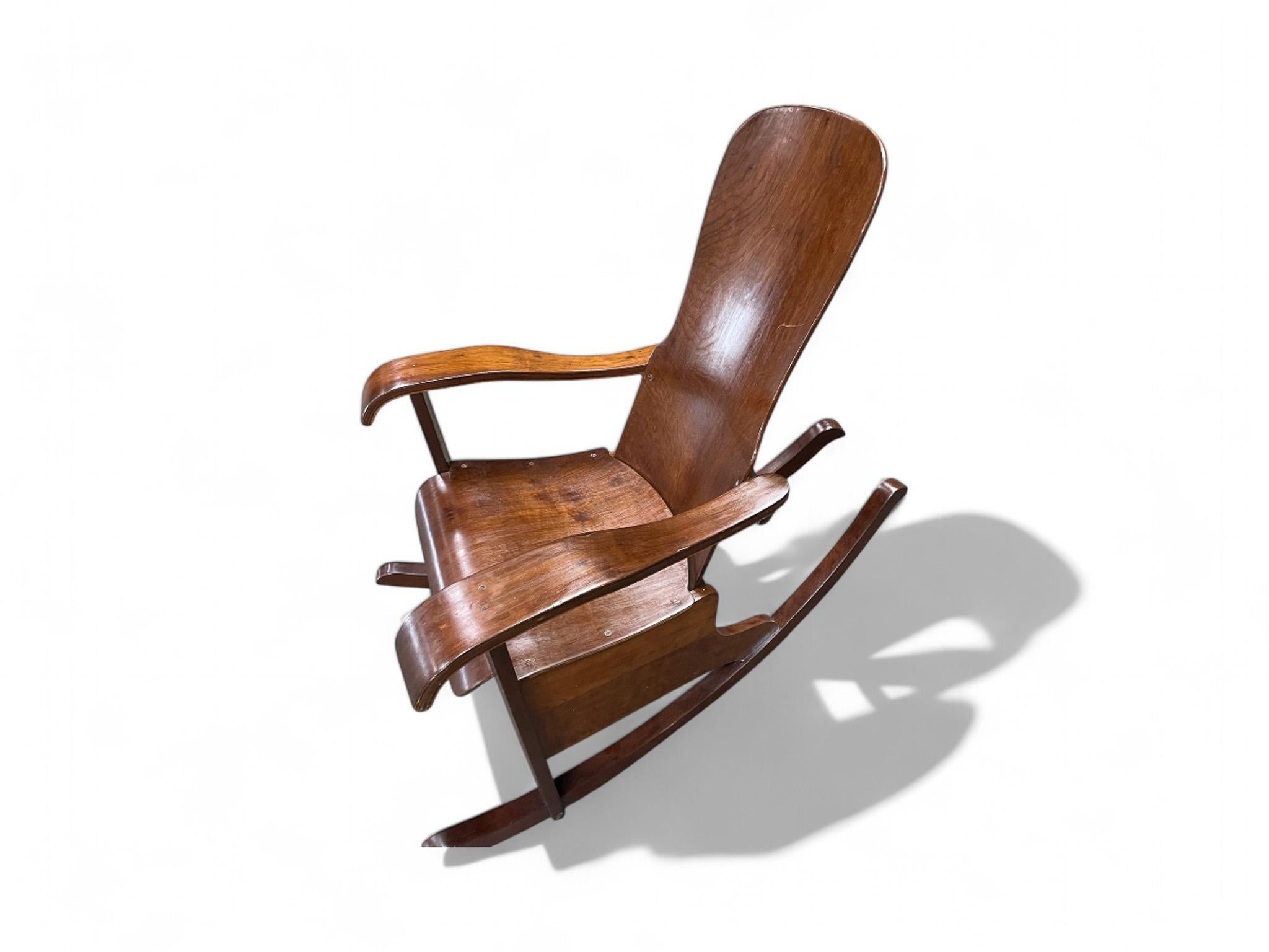 Brazilian Modern Rocking Chair in Bentwood by Moveis Cimo, 1950, Brazil In Good Condition For Sale In New York, NY