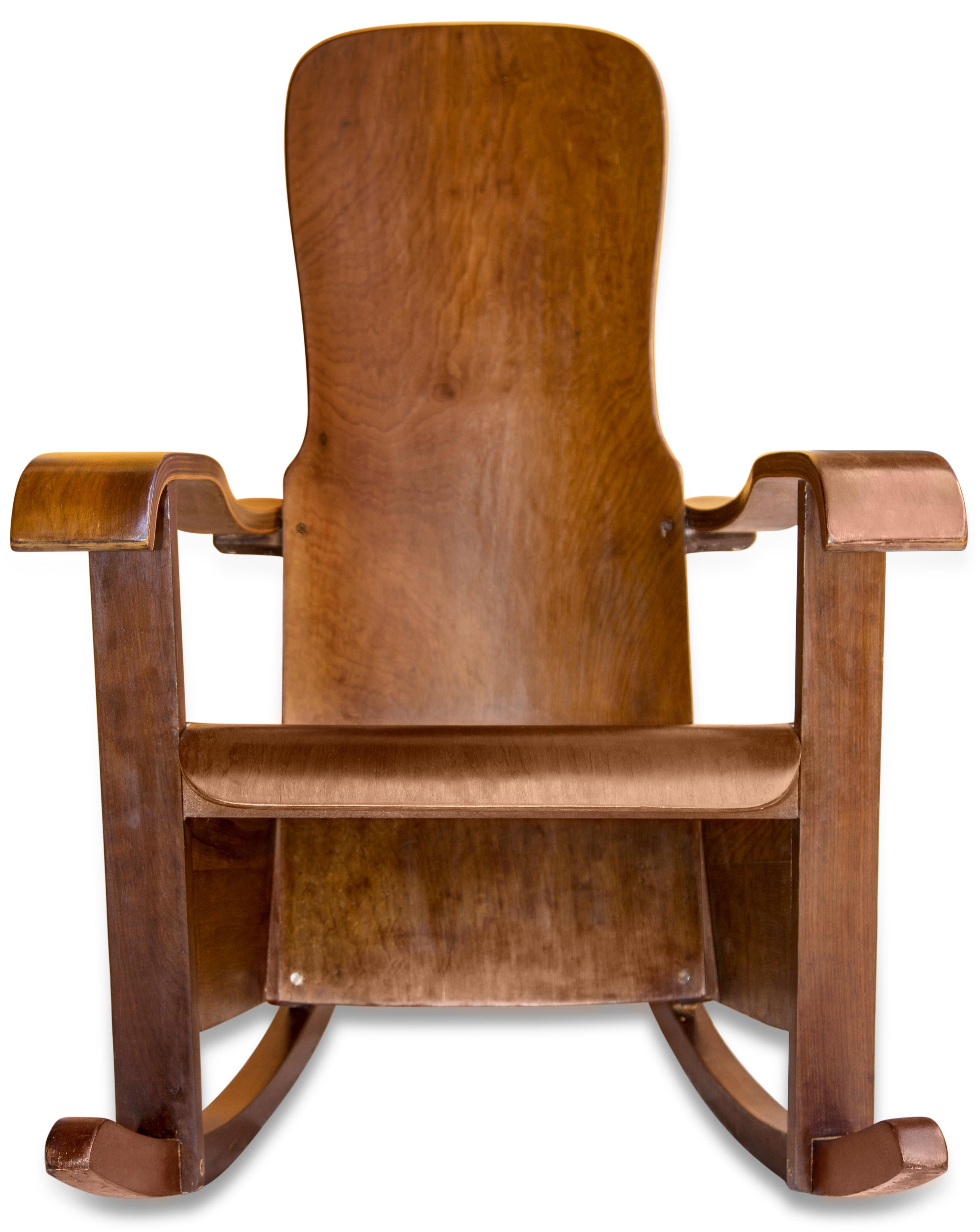 Travail du bois Chaise à bascule moderne brésilienne en bois cintré de Moveis Cimo, 1950, Brésil en vente