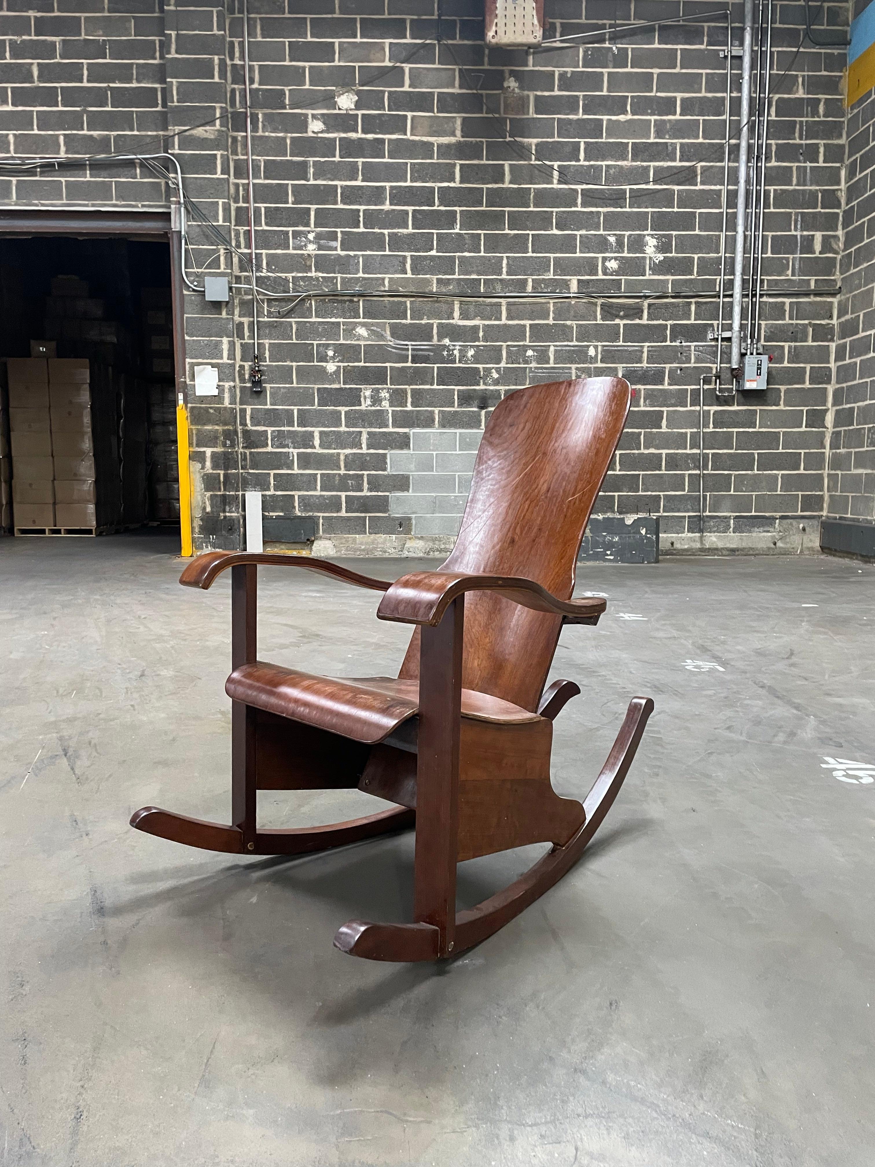 Mid-Century Modern Brazilian Modern Rocking Chair in Bentwood by Moveis Cimo, 1950, Brazil For Sale
