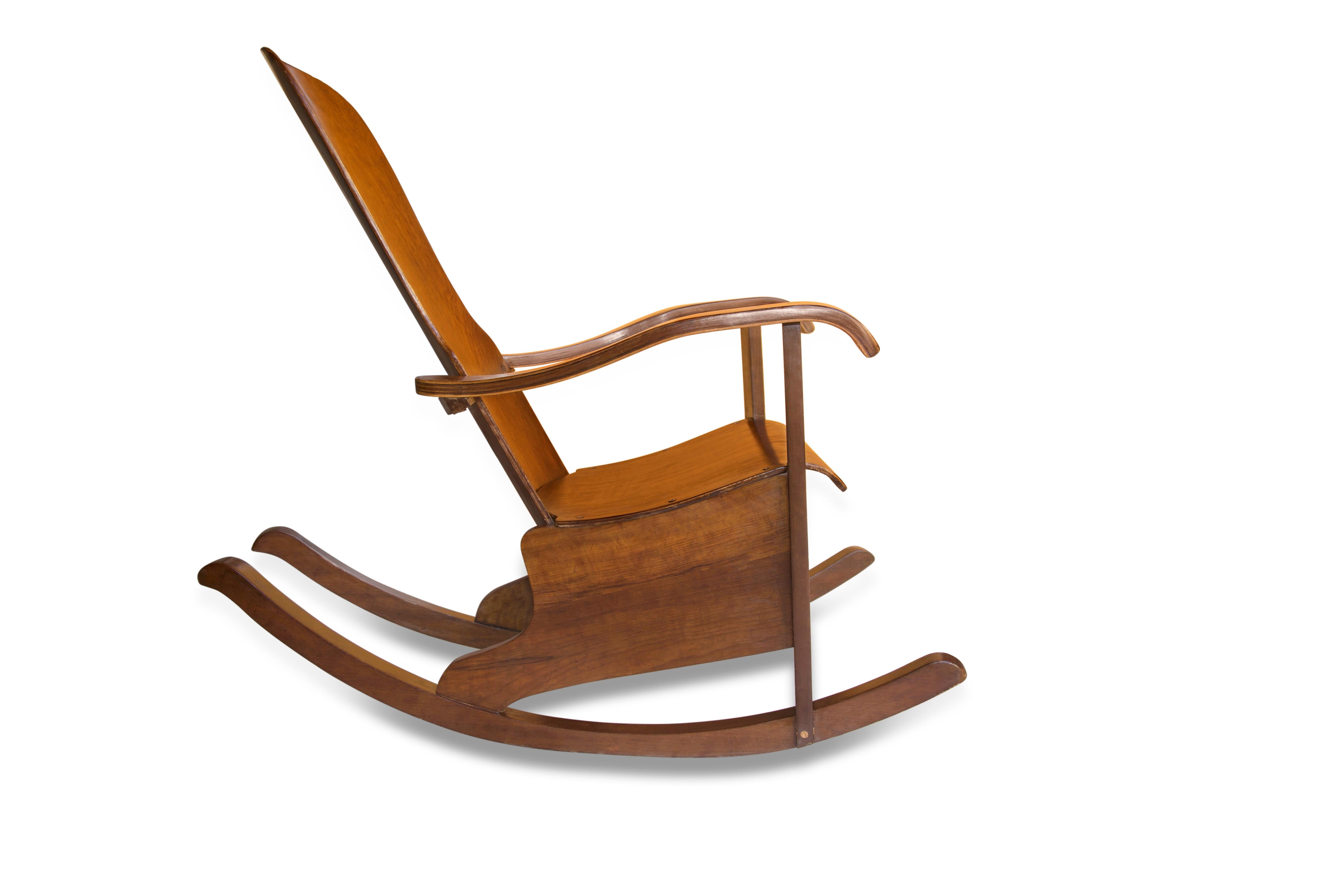 Dieser Mid Century Modern Schaukelstuhl aus Bugholz von Moveis Cimo aus Brasilien aus den fünfziger Jahren ist heute noch erhältlich.
 
Die geschwungenen Formen, die für einen stilistischen Unterschied sorgten, waren nur möglich, weil Cimo die