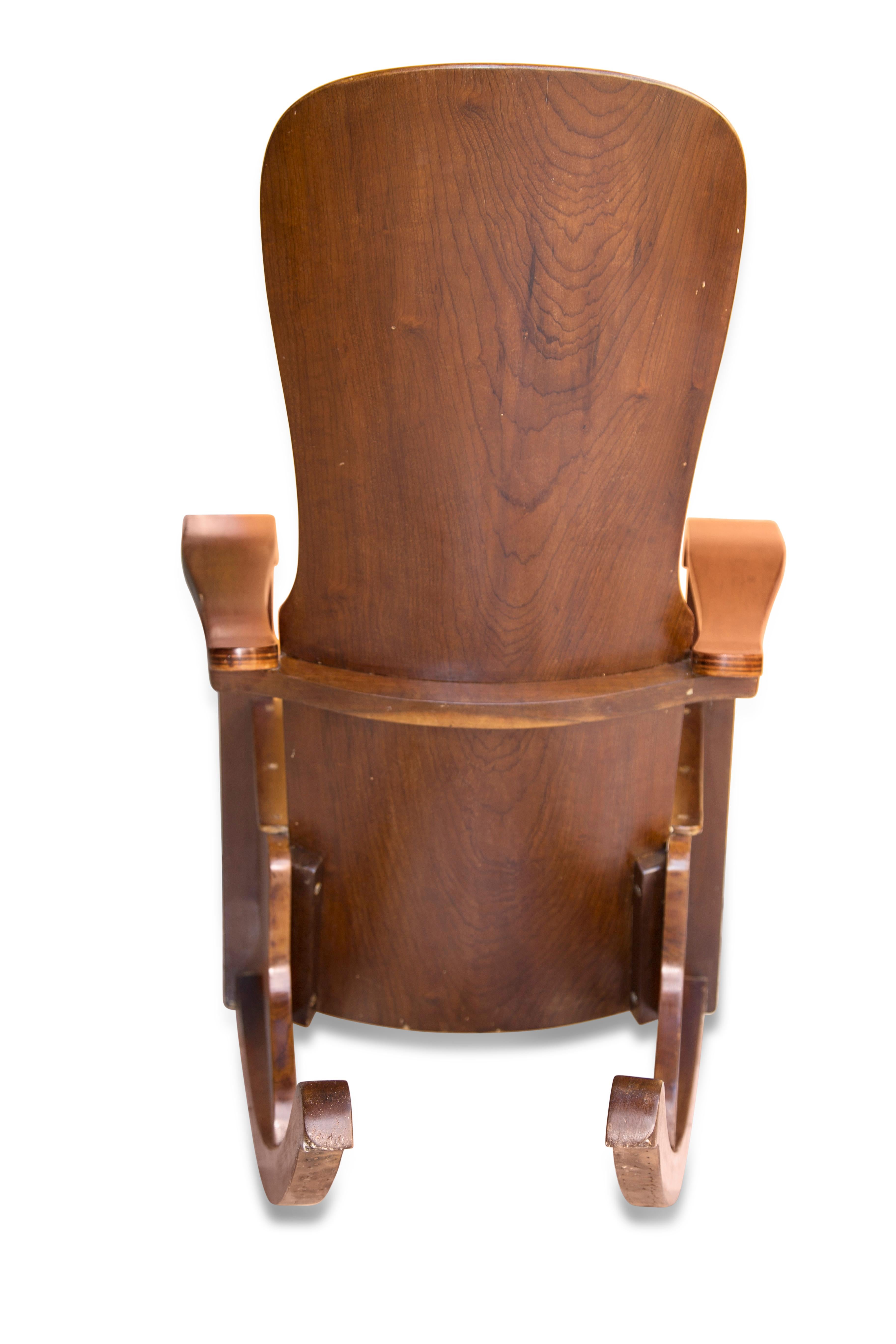 Chaise à bascule moderne brésilienne en bois cintré de Moveis Cimo, 1950, Brésil Bon état - En vente à New York, NY