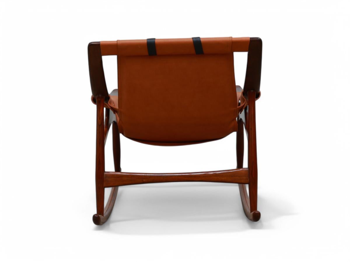 Silla mecedora y otomana modernas brasileñas de madera y cuero, Liceu de Artes Moderno de mediados de siglo en venta