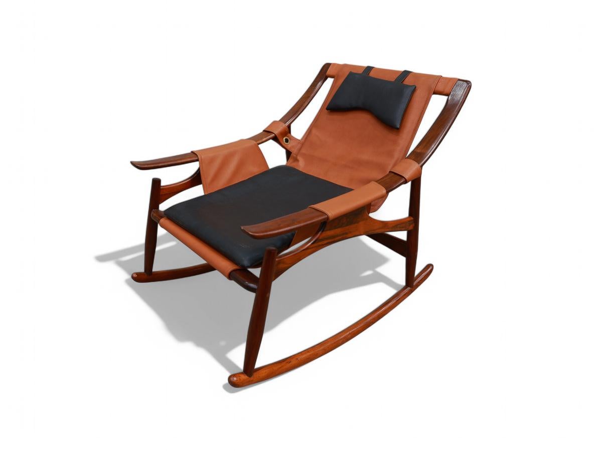 Silla mecedora y otomana modernas brasileñas de madera y cuero, Liceu de Artes Brasileño en venta