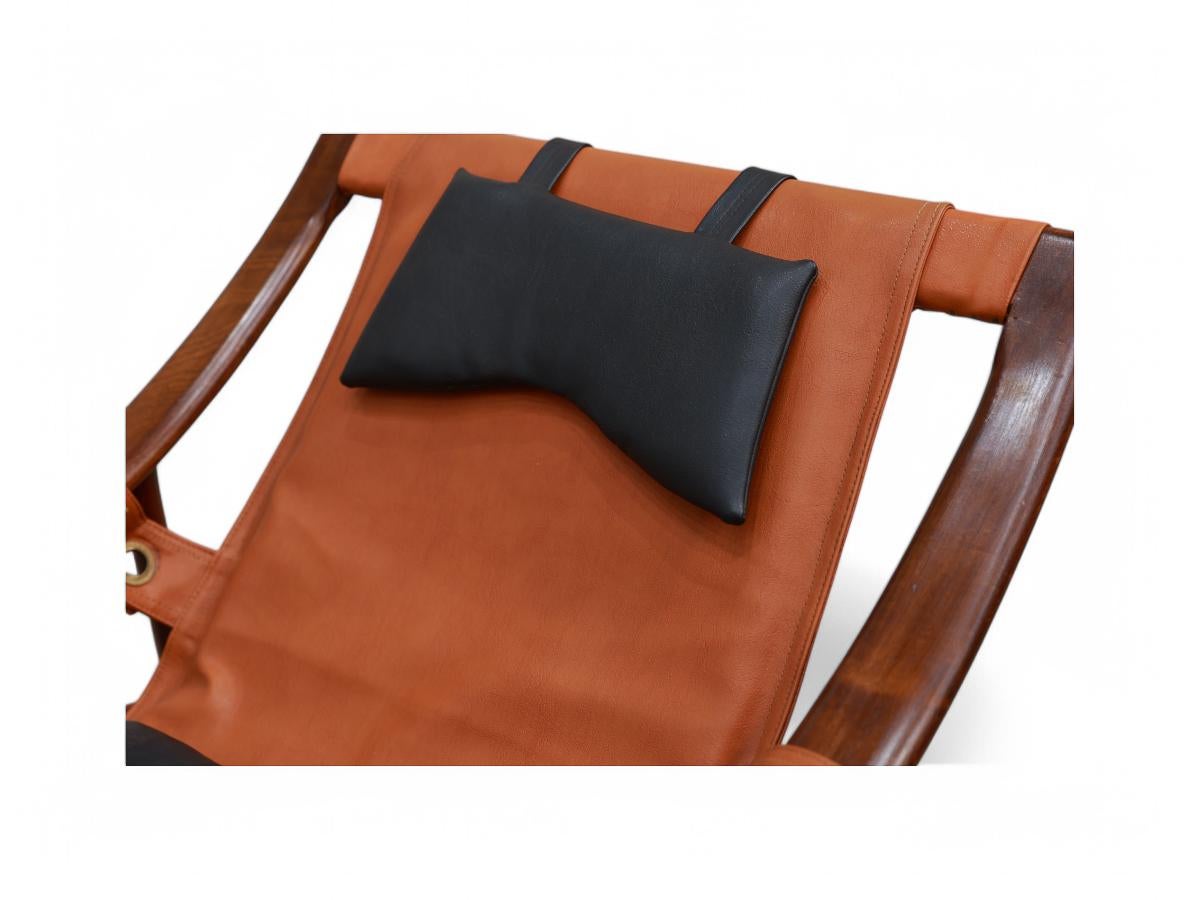 Silla mecedora y otomana modernas brasileñas de madera y cuero, Liceu de Artes Tallado a mano en venta