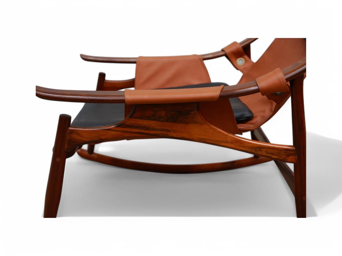 Silla mecedora y otomana modernas brasileñas de madera y cuero, Liceu de Artes en Bueno estado para la venta en New York, NY