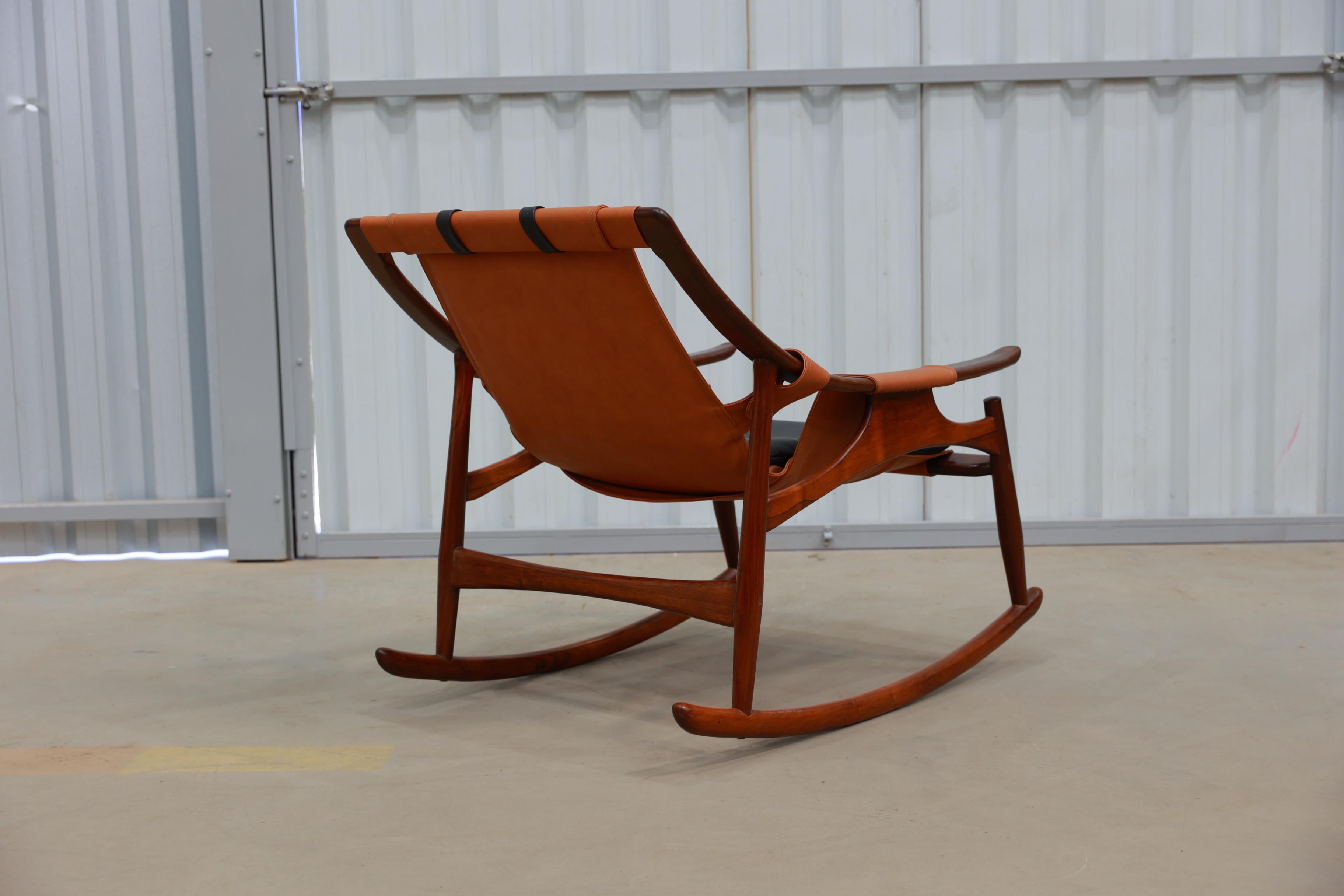 Chaise à bascule moderne brésilienne en bois de feuillus et cuir, Liceu de Artes en vente 1