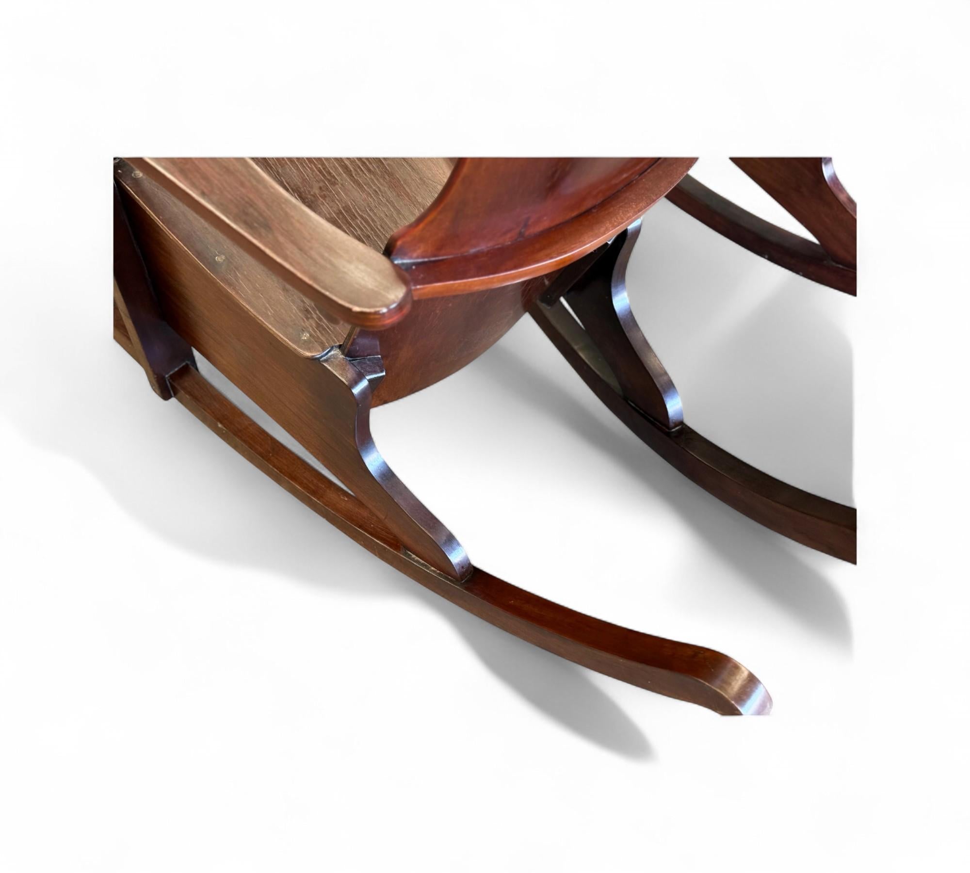 Sillas mecedoras modernas brasileñas de madera curvada, Cimo, c. 1950 en venta 2