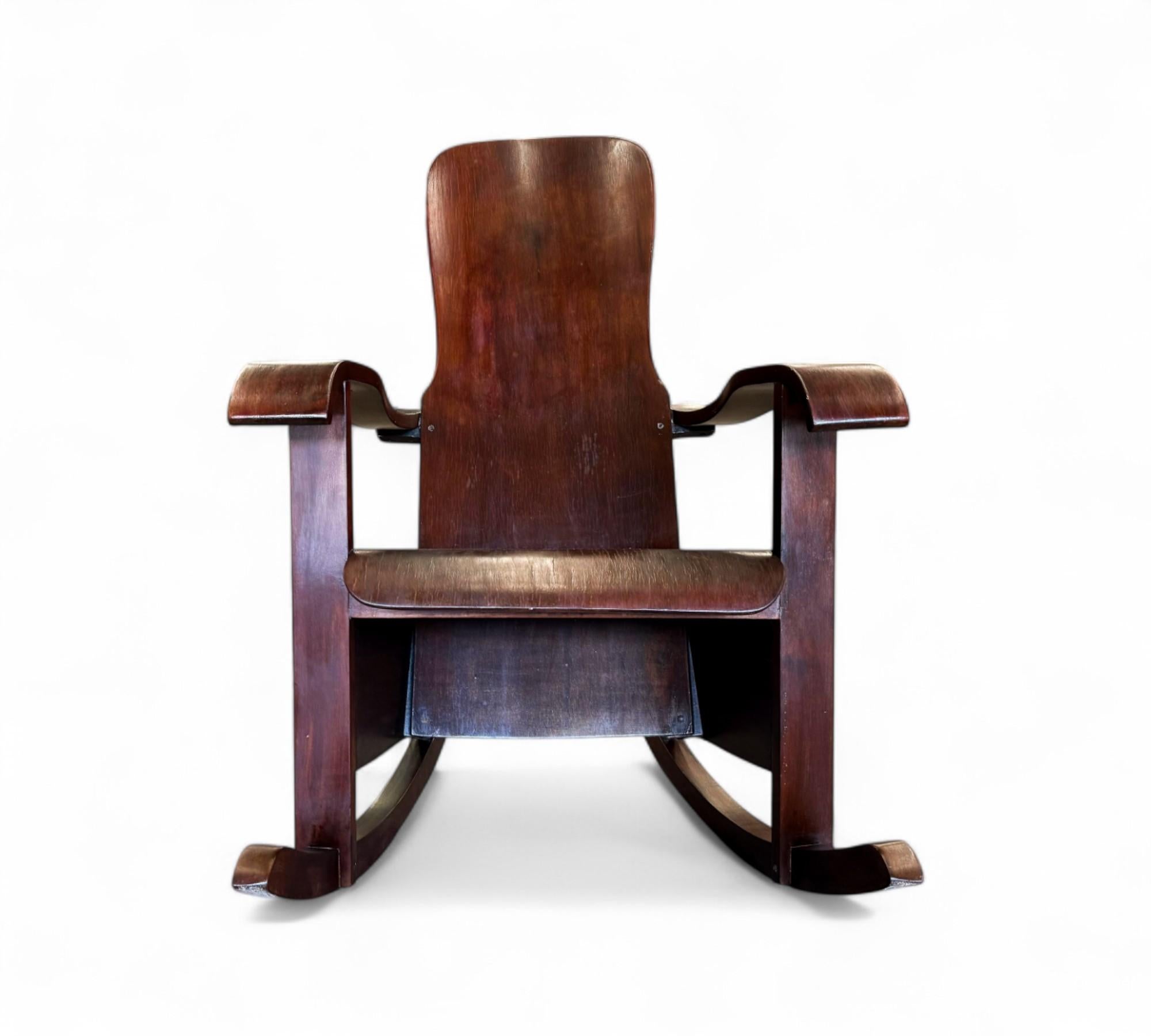 Sillas mecedoras modernas brasileñas de madera curvada, Cimo, c. 1950 en venta 4