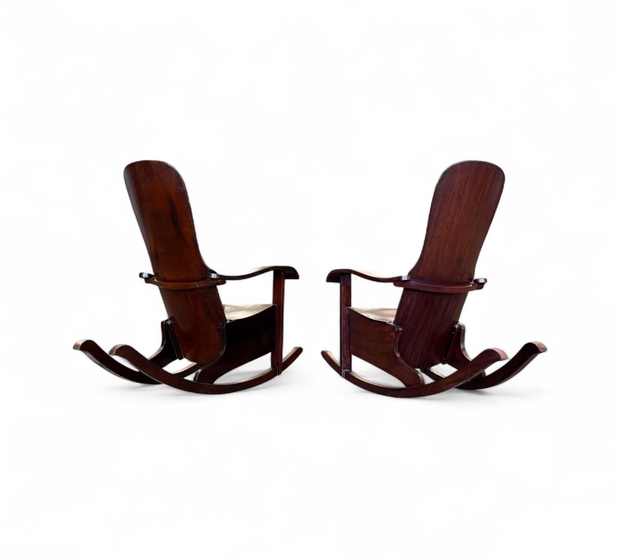 Sillas mecedoras modernas brasileñas de madera curvada, Cimo, c. 1950 Brasileño en venta