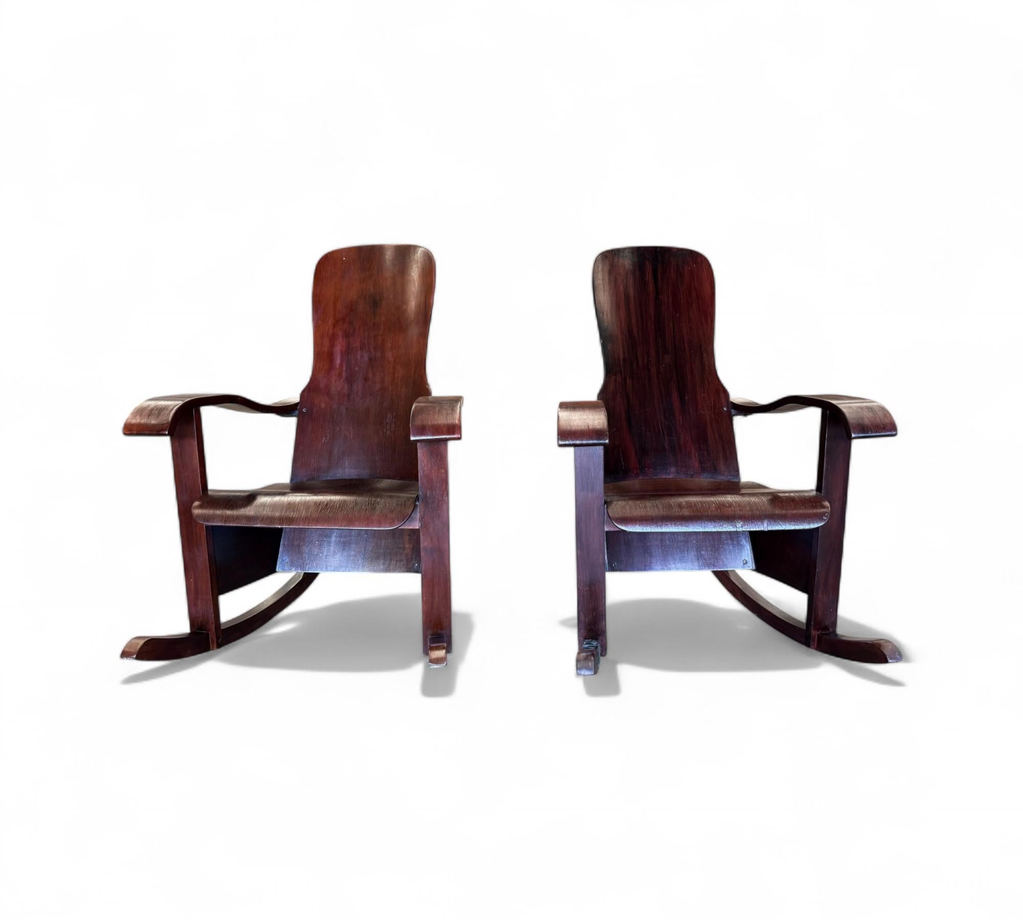 Sillas mecedoras modernas brasileñas de madera curvada, Cimo, c. 1950 Pintado a mano en venta