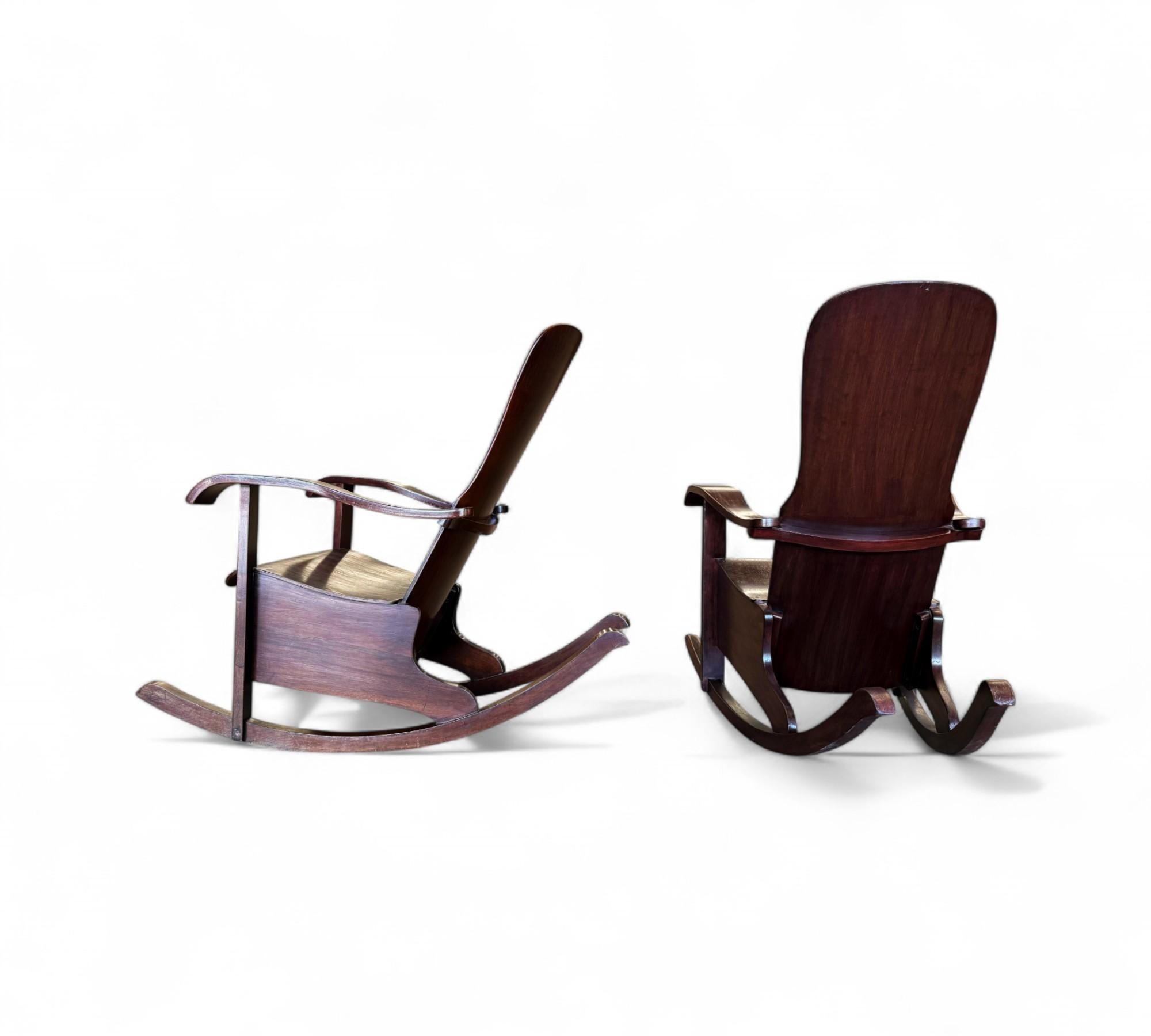 Sillas mecedoras modernas brasileñas de madera curvada, Cimo, c. 1950 Madera curvada en venta