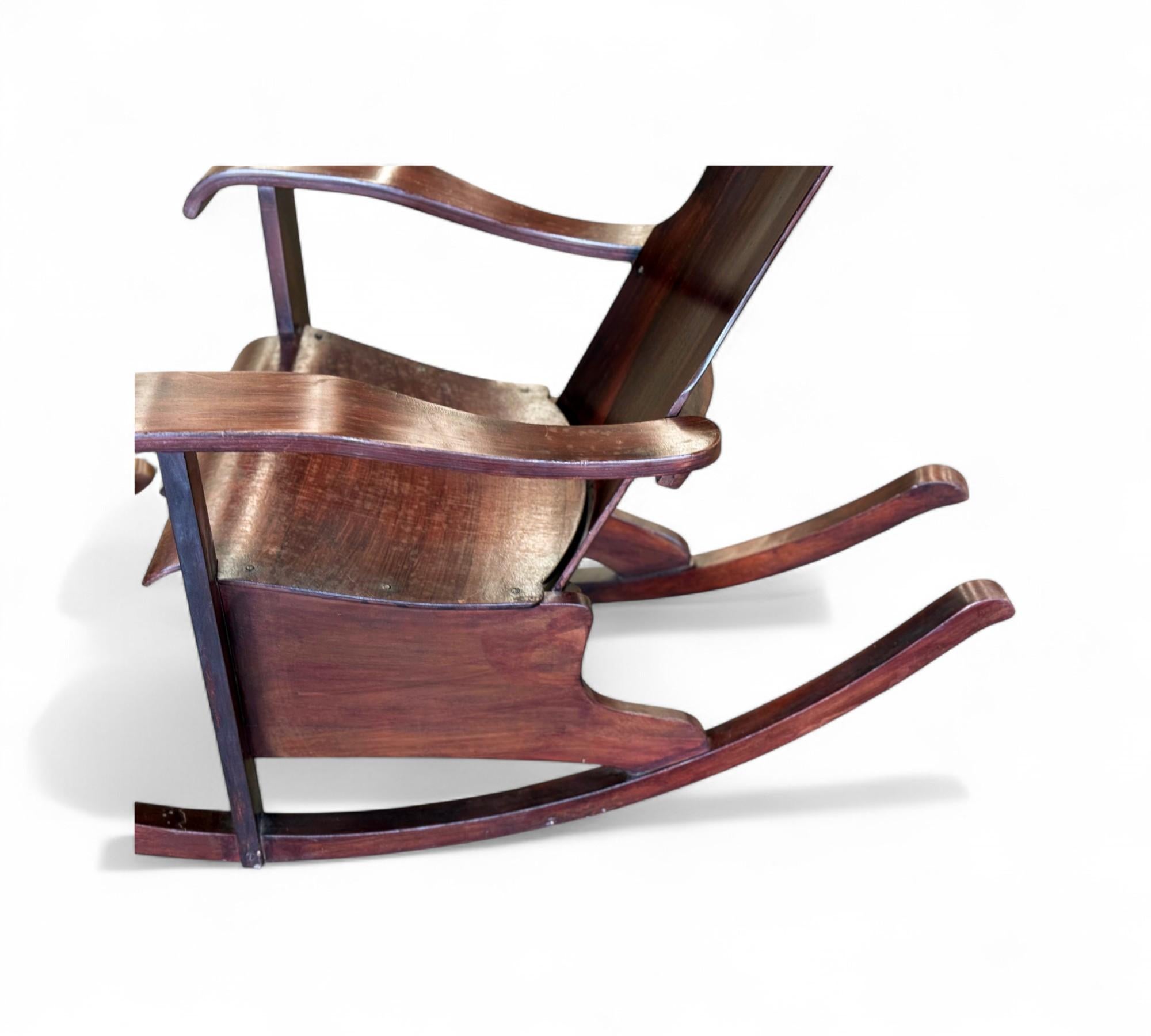 Sillas mecedoras modernas brasileñas de madera curvada, Cimo, c. 1950 en venta 1