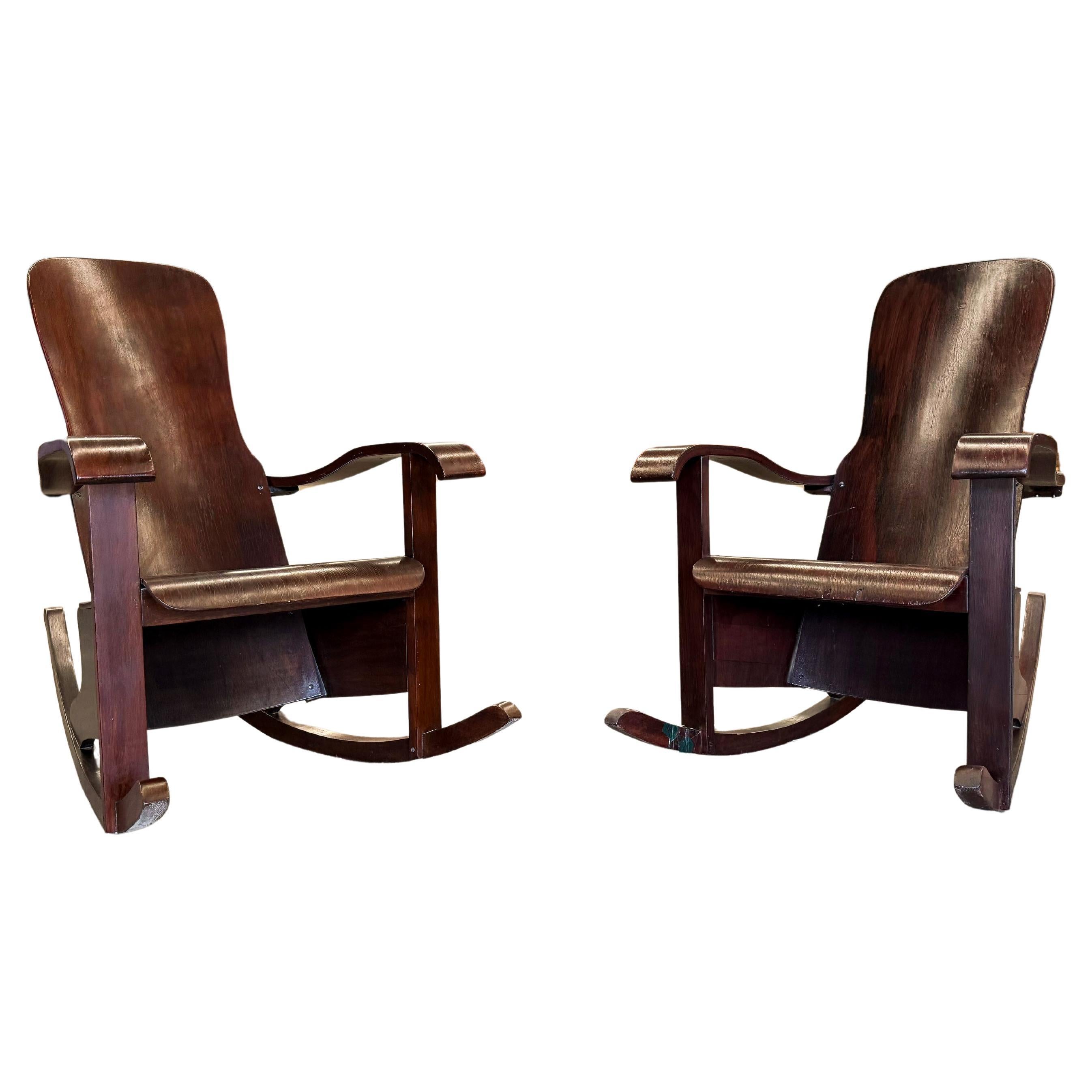 Sillas mecedoras modernas brasileñas de madera curvada, Cimo, c. 1950 en venta