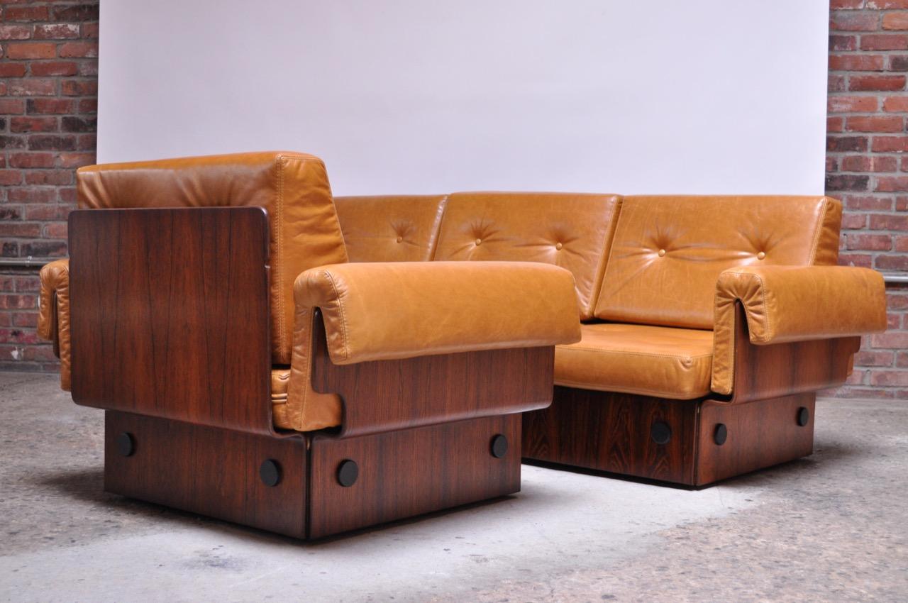 Brazilian low, modular sofa set in rosewood that can form one four-seat sofa, two settees, or a single chair with a three-seat sofa, circa 1960s. Very unique form reminiscent of a design by Jorge Zalszupin but unattributed / unsigned. Rosewood has