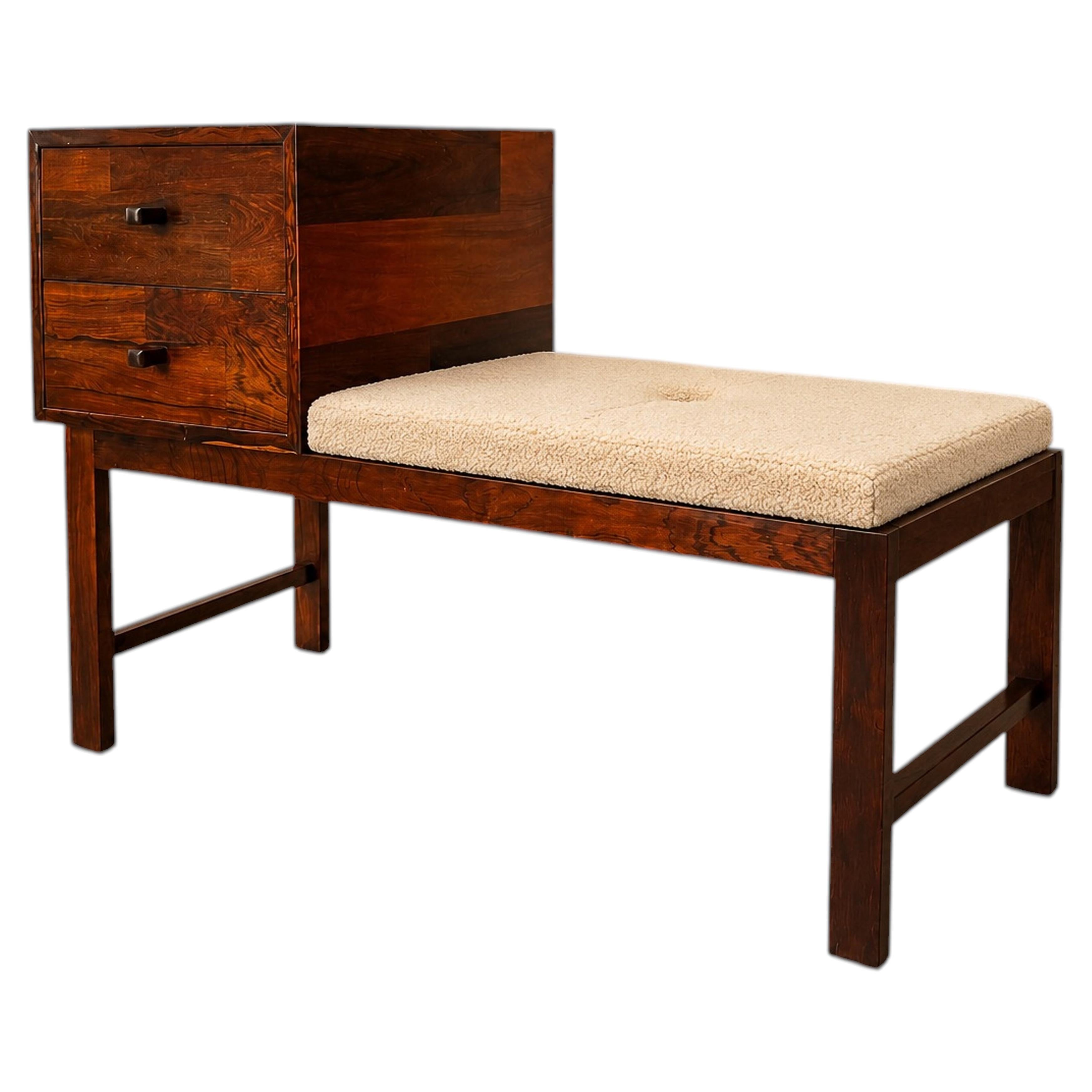Banc brésilien moderne en palissandre avec meuble à deux tiroirs et coussin en peau de mouton
