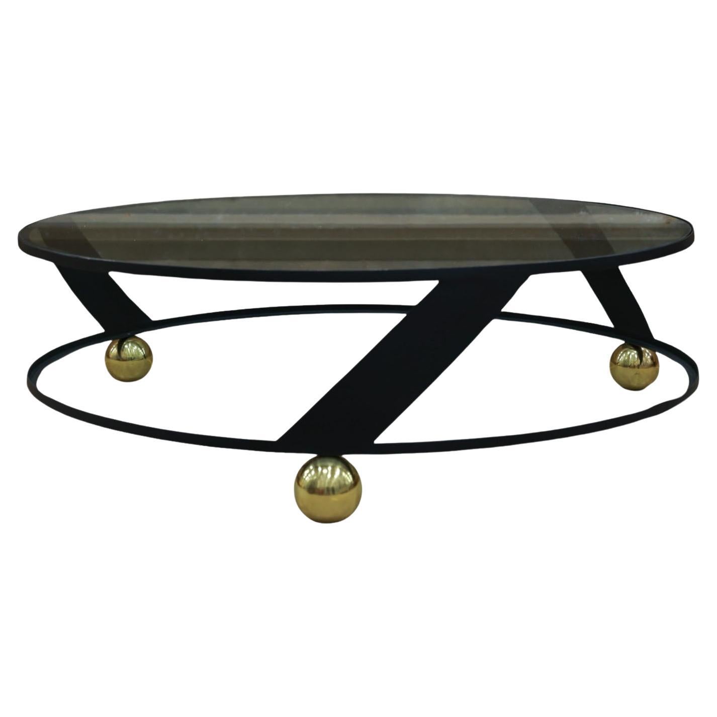 Disponible dès aujourd'hui, avec livraison nationale dans la zone métropolitaine de New York incluse, cette table basse ronde moderne brésilienne en métal et verre, inconnue, c. 1960.
 n'est rien de moins que magnifique !  

Cette table basse ronde