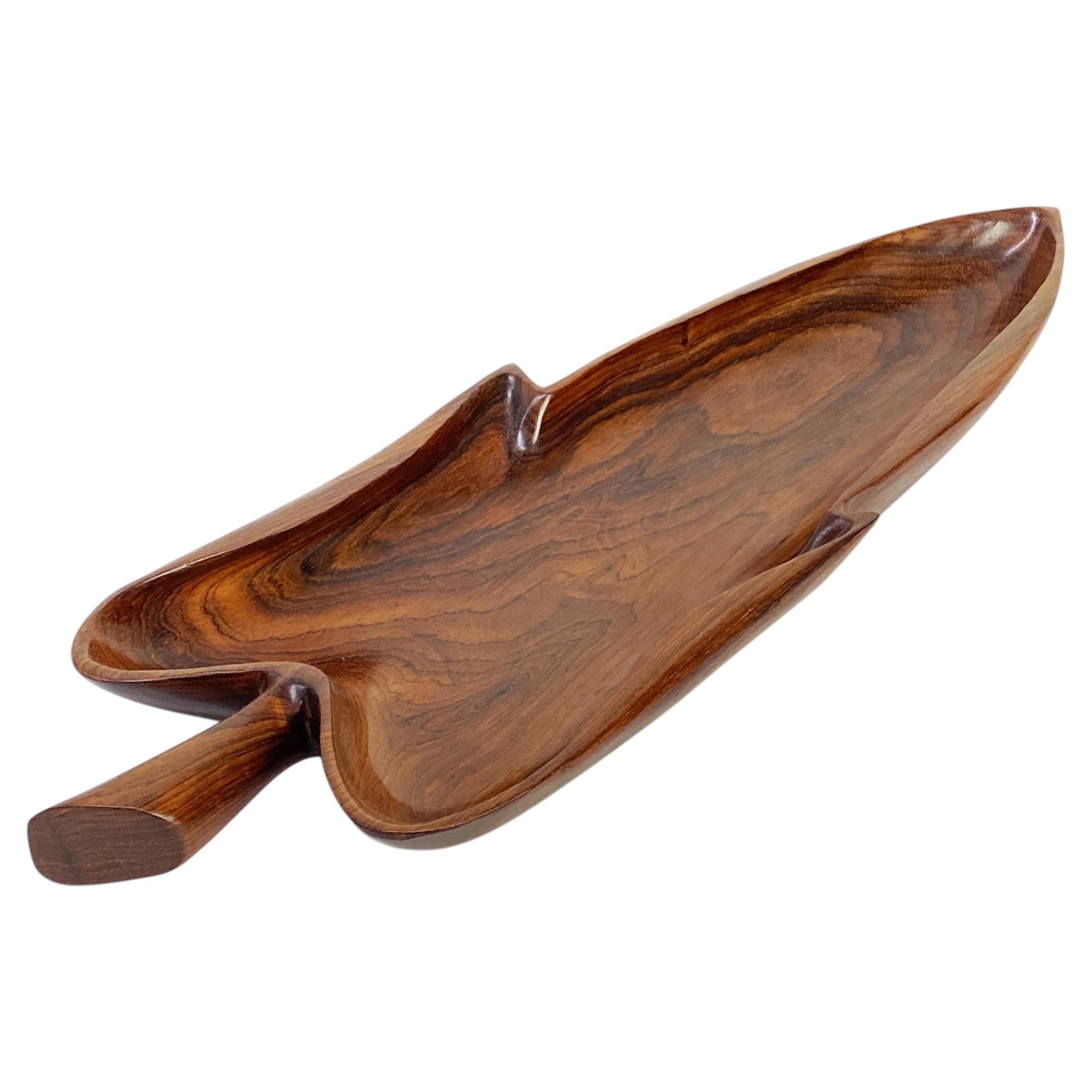 Plateau de service ou bol de table central brésilien de style moderne, en bois de palissandre, en forme de feuille en vente