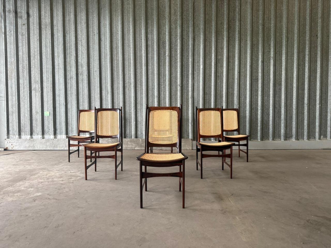 Set di 8 sedie moderne brasiliane in legno duro e canna, Alexandr Rapoport, anni
60