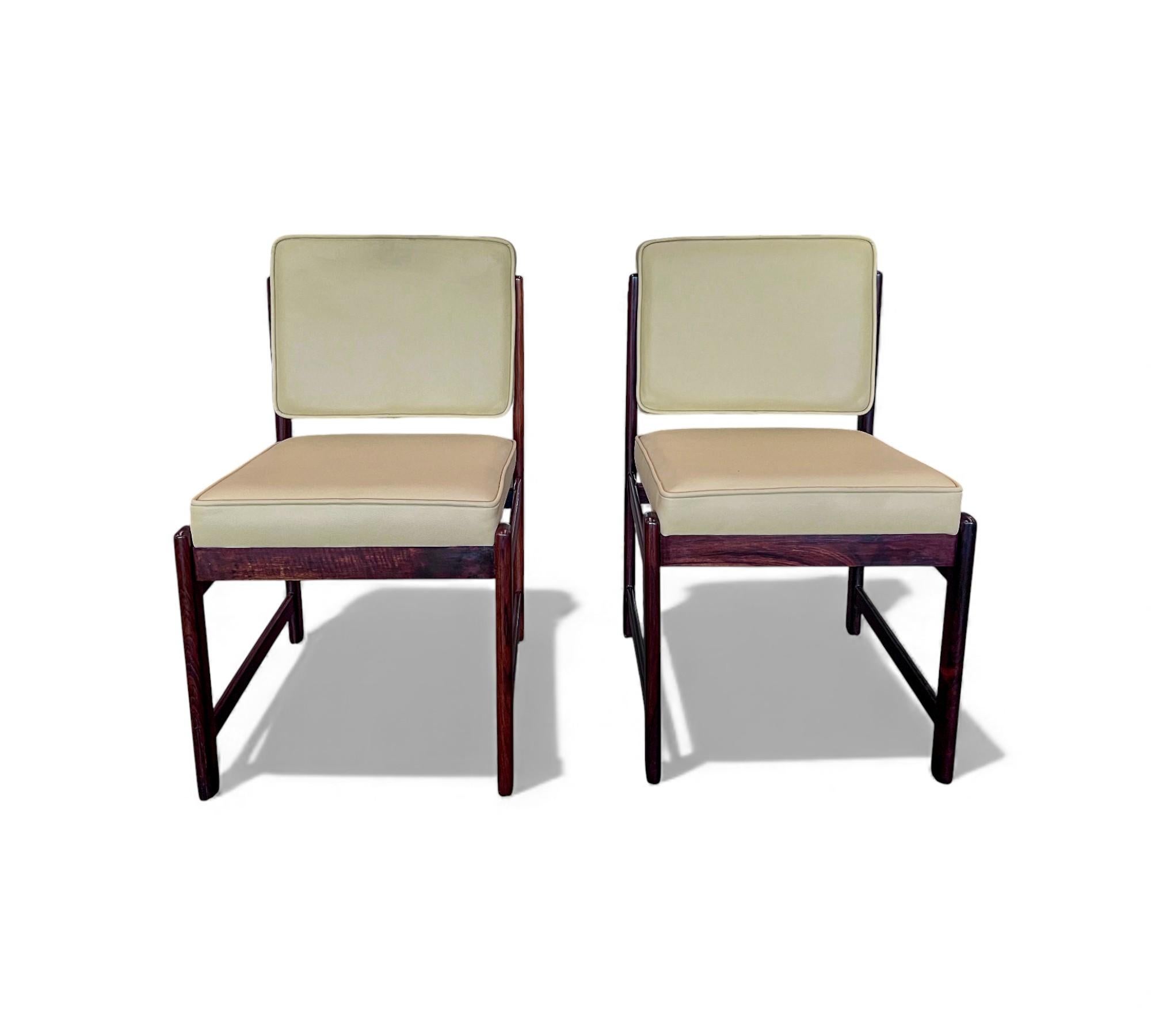 Diese beiden Stühle zeichnen sich durch ihr schlichtes und minimalistisches Design aus. Die Rahmen sind aus schönem Jacaranda-Holz gefertigt. Die Kissen sind mit beigem Leder bezogen und unterstreichen die klare und schlichte Ästhetik der Stühle.