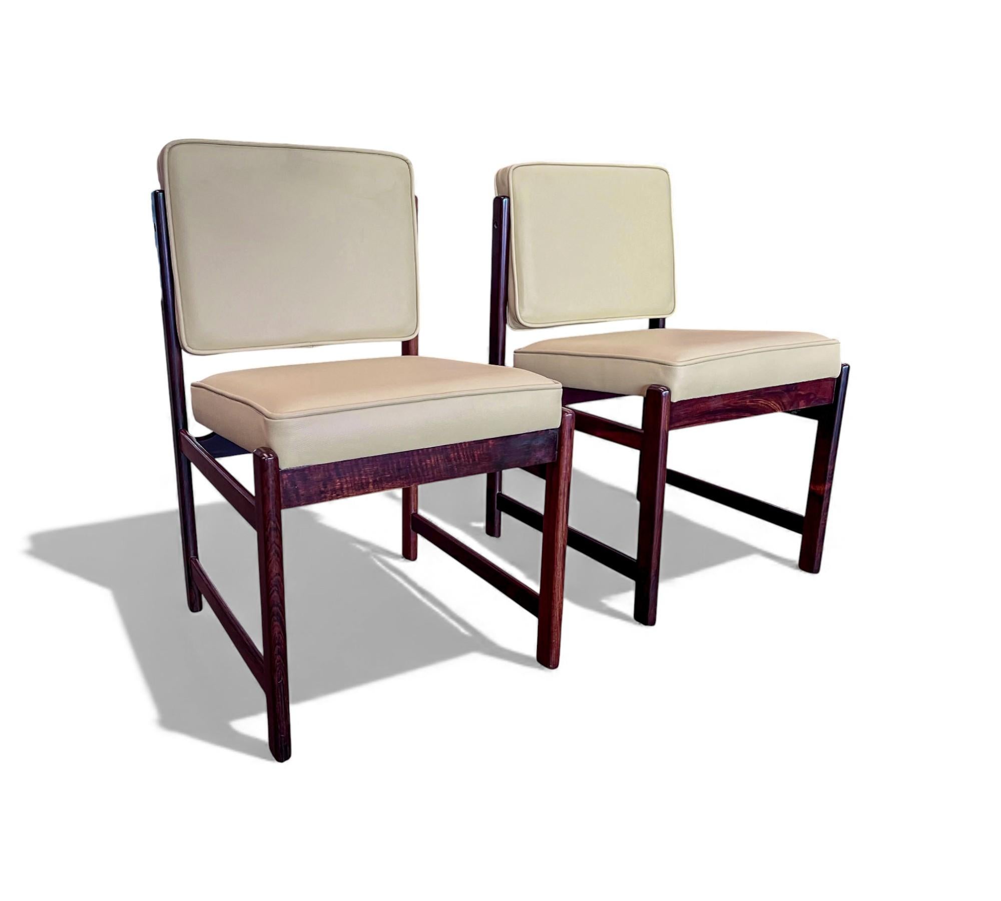 Modernes brasilianisches Set von 2 Stühlen aus Hartholz und Leder, Sergio Rodrigues, 1960er Jahre (Moderne der Mitte des Jahrhunderts)