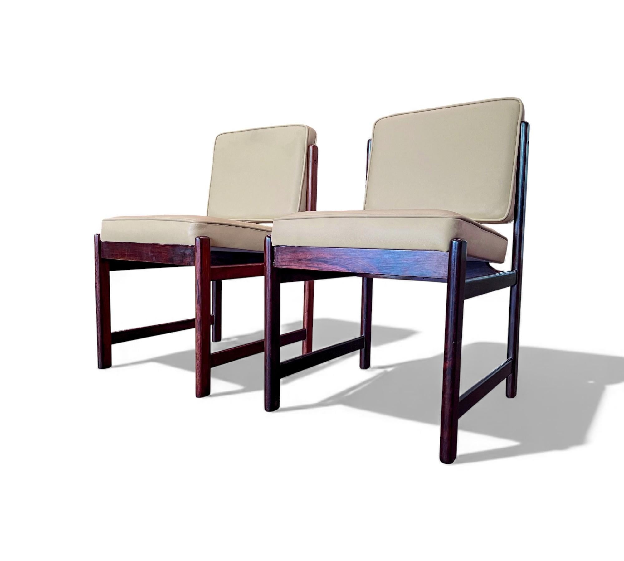 Modernes brasilianisches Set von 2 Stühlen aus Hartholz und Leder, Sergio Rodrigues, 1960er Jahre (Brasilianisch)