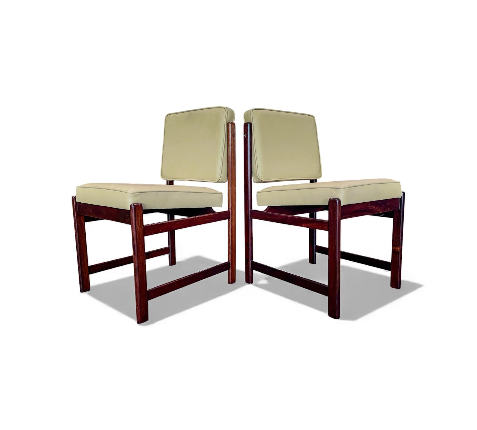 Modernes brasilianisches Set von 2 Stühlen aus Hartholz und Leder, Sergio Rodrigues, 1960er Jahre (Holzarbeit)