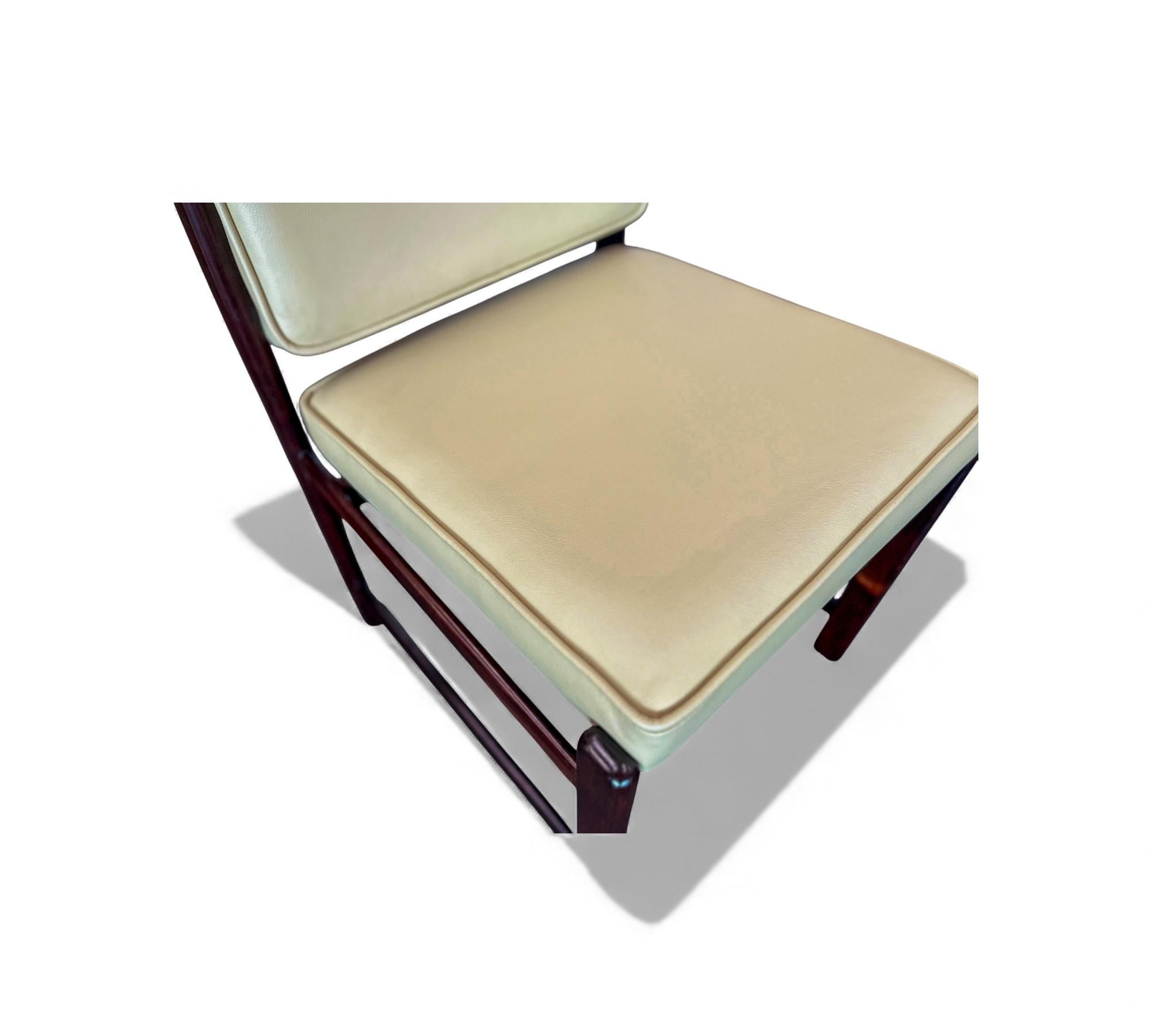 Modernes brasilianisches Set von 2 Stühlen aus Hartholz und Leder, Sergio Rodrigues, 1960er Jahre im Zustand „Gut“ in New York, NY