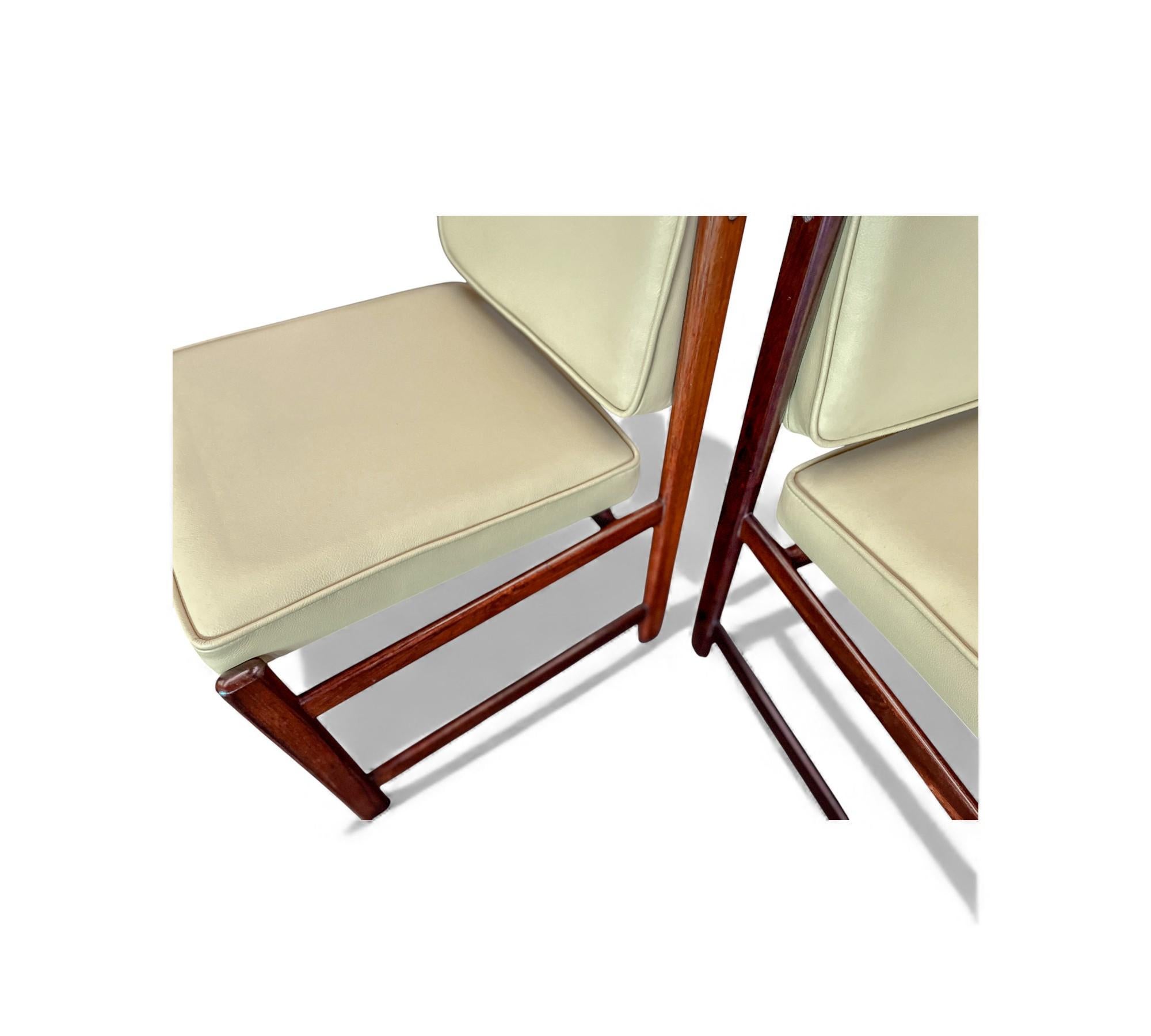 Modernes brasilianisches Set von 2 Stühlen aus Hartholz und Leder, Sergio Rodrigues, 1960er Jahre (20. Jahrhundert)