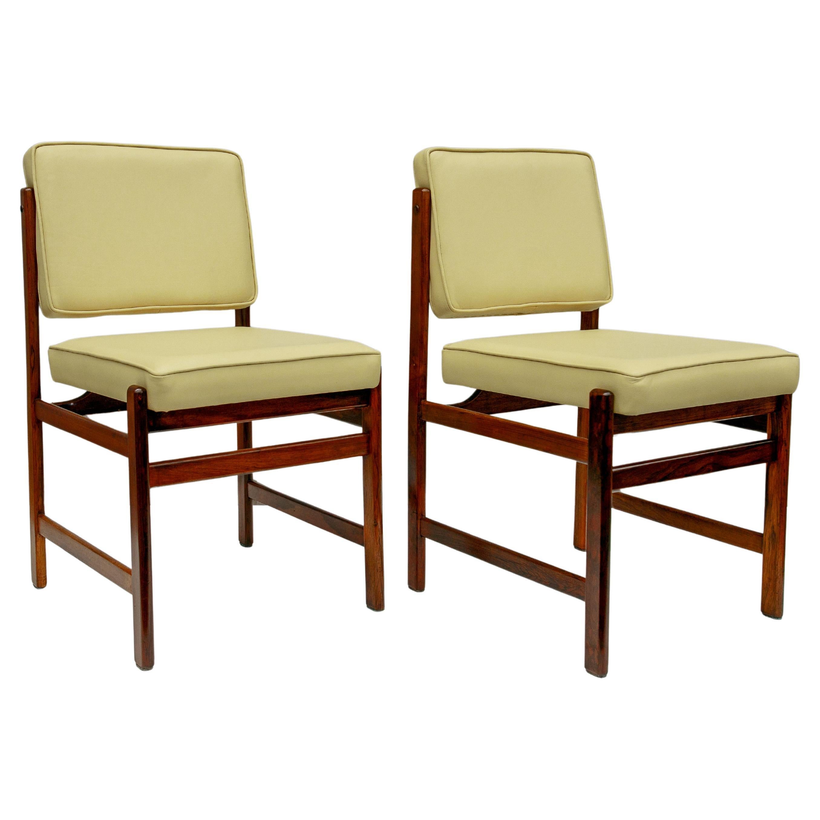 Brazilian Modern Set of 2 Chairs in Hardwood 
Leather, Sergio Rodrigues, 1960s