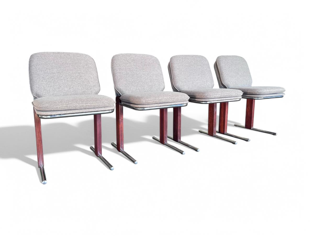 Mid-Century moderno Set di 4 sedie moderne brasiliane in legno, metallo e ciniglia, Percival Lafer in vendita