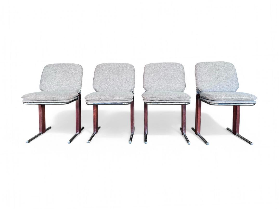 Oggetti in metallo Set di 4 sedie moderne brasiliane in legno, metallo e ciniglia, Percival Lafer in vendita