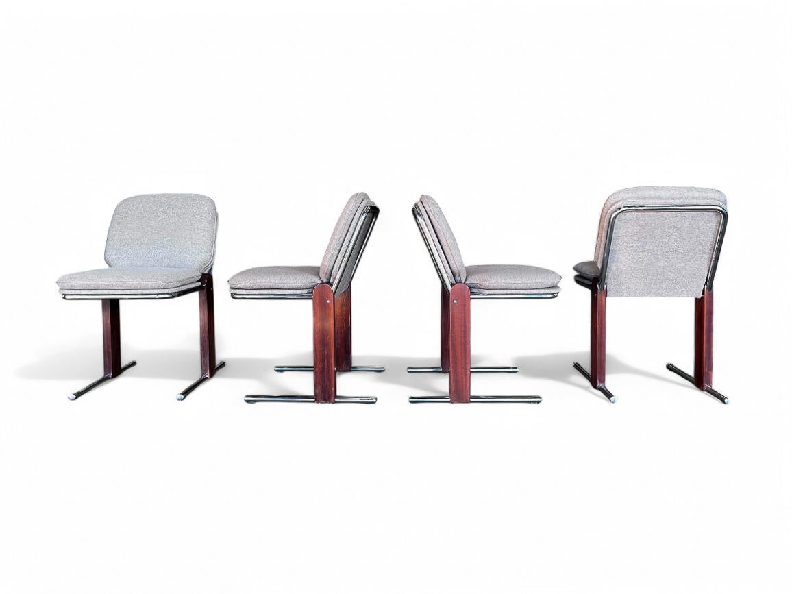 Metallo Set di 4 sedie moderne brasiliane in legno, metallo e ciniglia, Percival Lafer in vendita