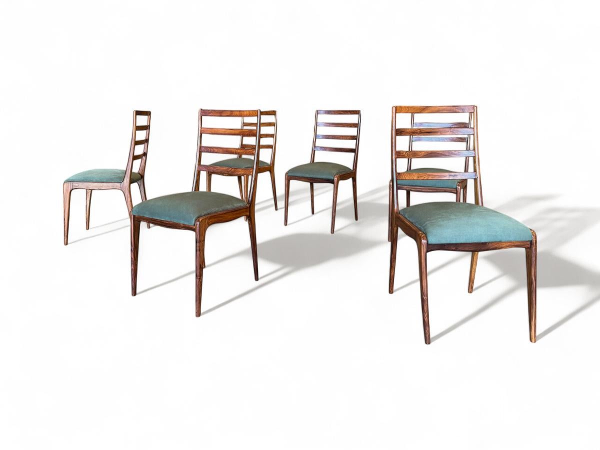 Este elegante juego de seis sillas está fabricado con madera de Caviuna de un intenso color marrón, que se ha repintado cuidadosamente para conseguir un estado impecable. El diseño ergonómico del respaldo complementa a la perfección el asiento y las