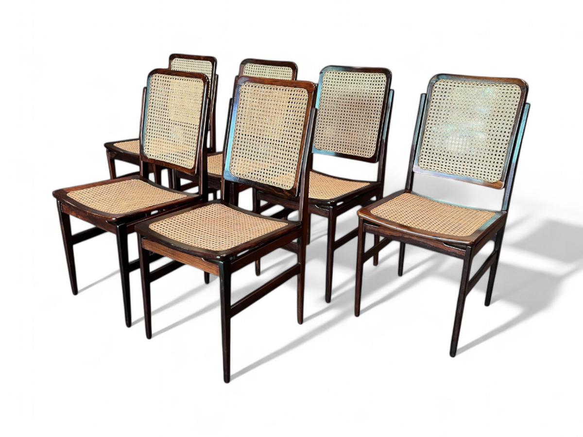 Disponible aujourd'hui, cet ensemble de six chaises a été fabriqué dans les années 1960 et est entièrement réalisé en palissandre brésilien et en cannage. Les sièges sont légèrement incurvés avec des bords ronds, ce qui les rend extrêmement
