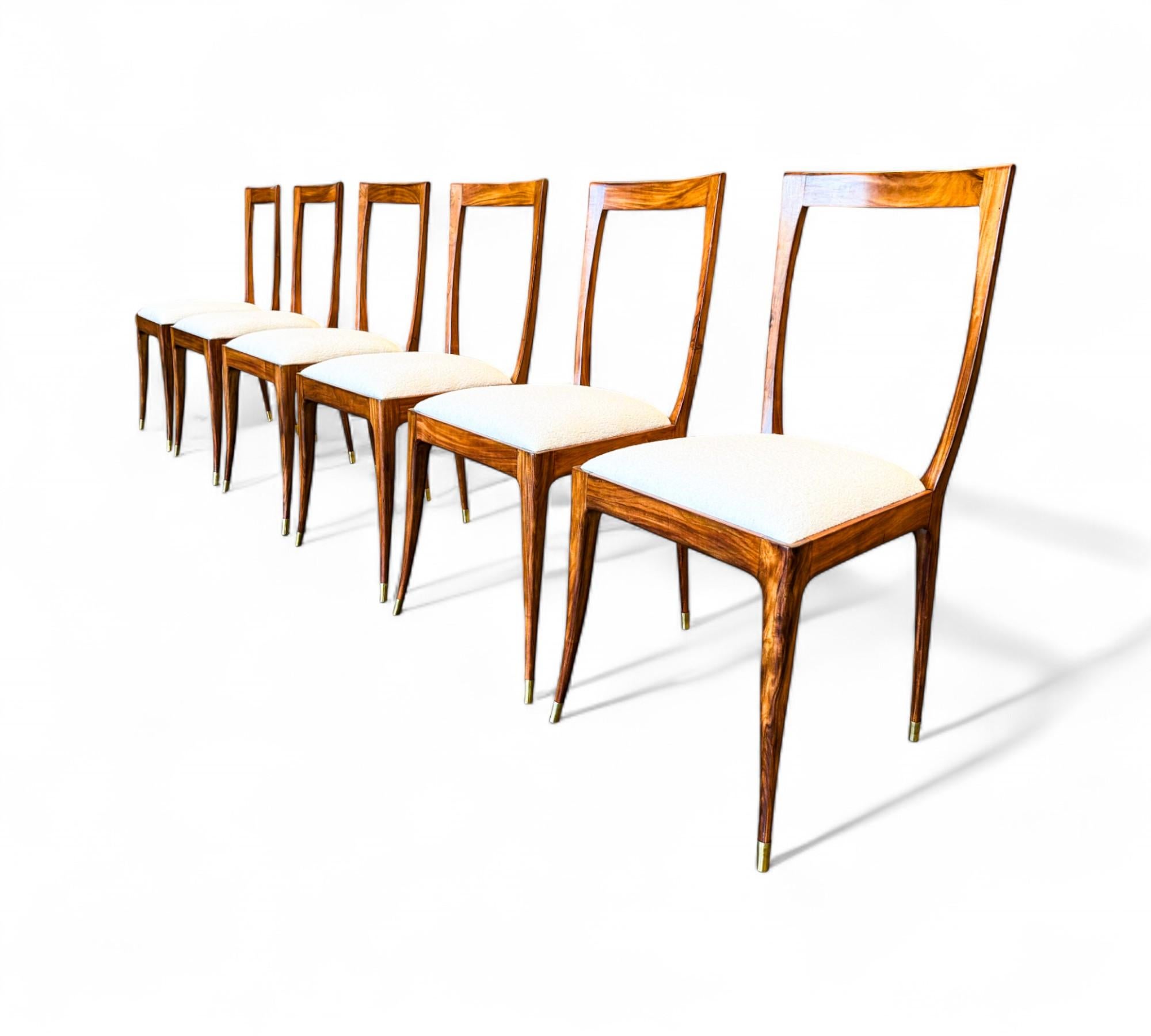 Este juego de 6 sillas de comedor de madera y tela de Giuseppe Scapinelli, c. 1950, es una preciosidad. 

Cada silla cuenta con un respaldo esculpido y patas y asiento curvados. El conjunto está fabricado íntegramente con la mejor madera de Caviuna,