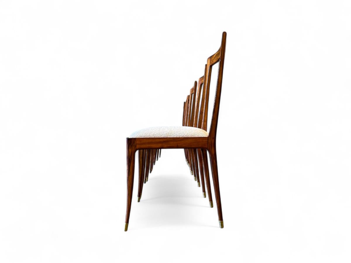 Disponibile da oggi, questo set di 6 sedie da pranzo in legno duro e tessuto di Giuseppe Scapinelli, del 1950 circa, è semplicemente stupendo. 

Ogni sedia vanta uno schienale scolpito e gambe e sedile curvi. Il set è interamente realizzato in