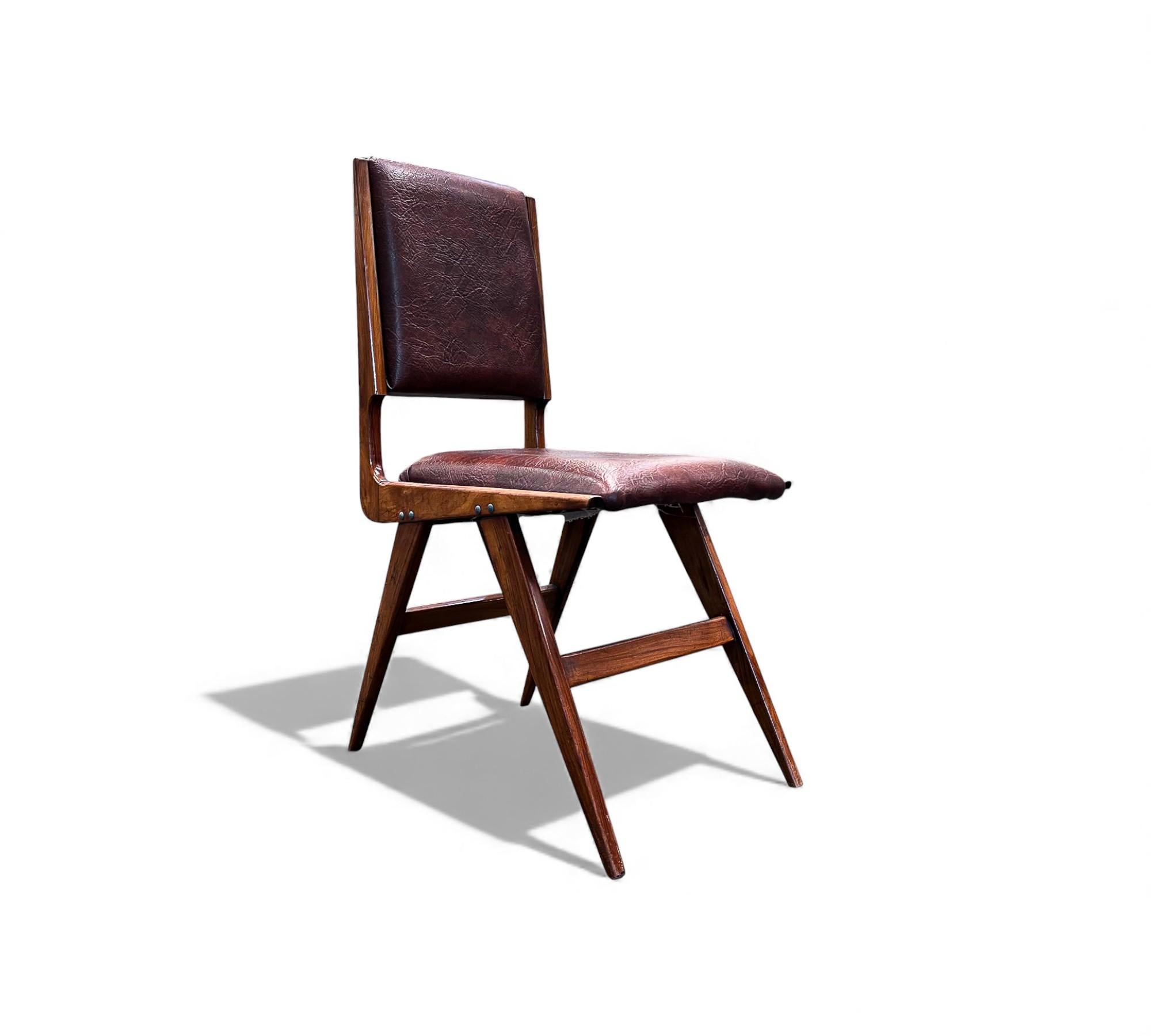 Brazilian Modern Set of 6 Chairs in Leatherette & hardwood, Att. to Forma, 1950s im Angebot 3