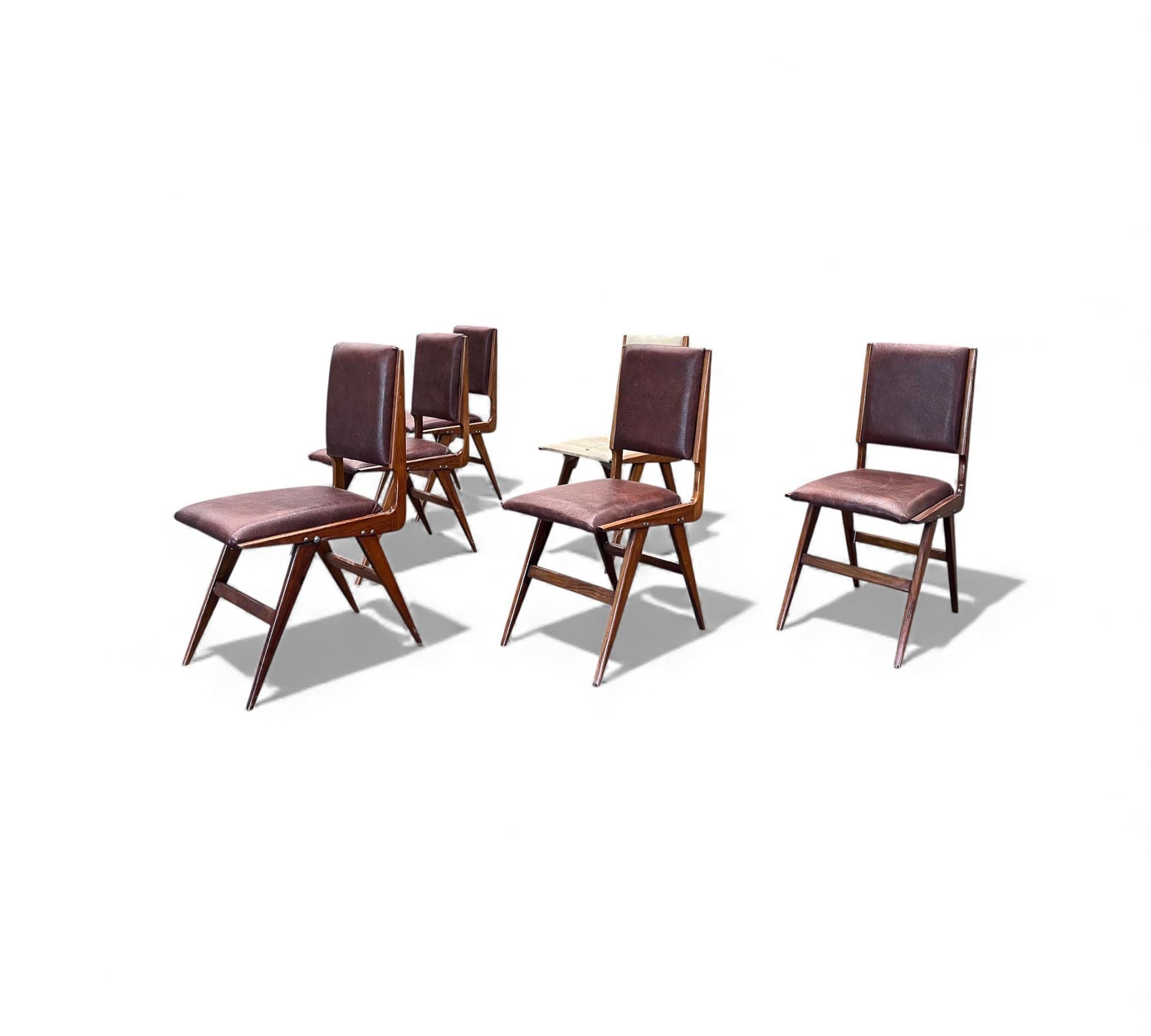 Brazilian Modern Set of 6 Chairs in Leatherette & hardwood, Att. to Forma, 1950s (Moderne der Mitte des Jahrhunderts) im Angebot
