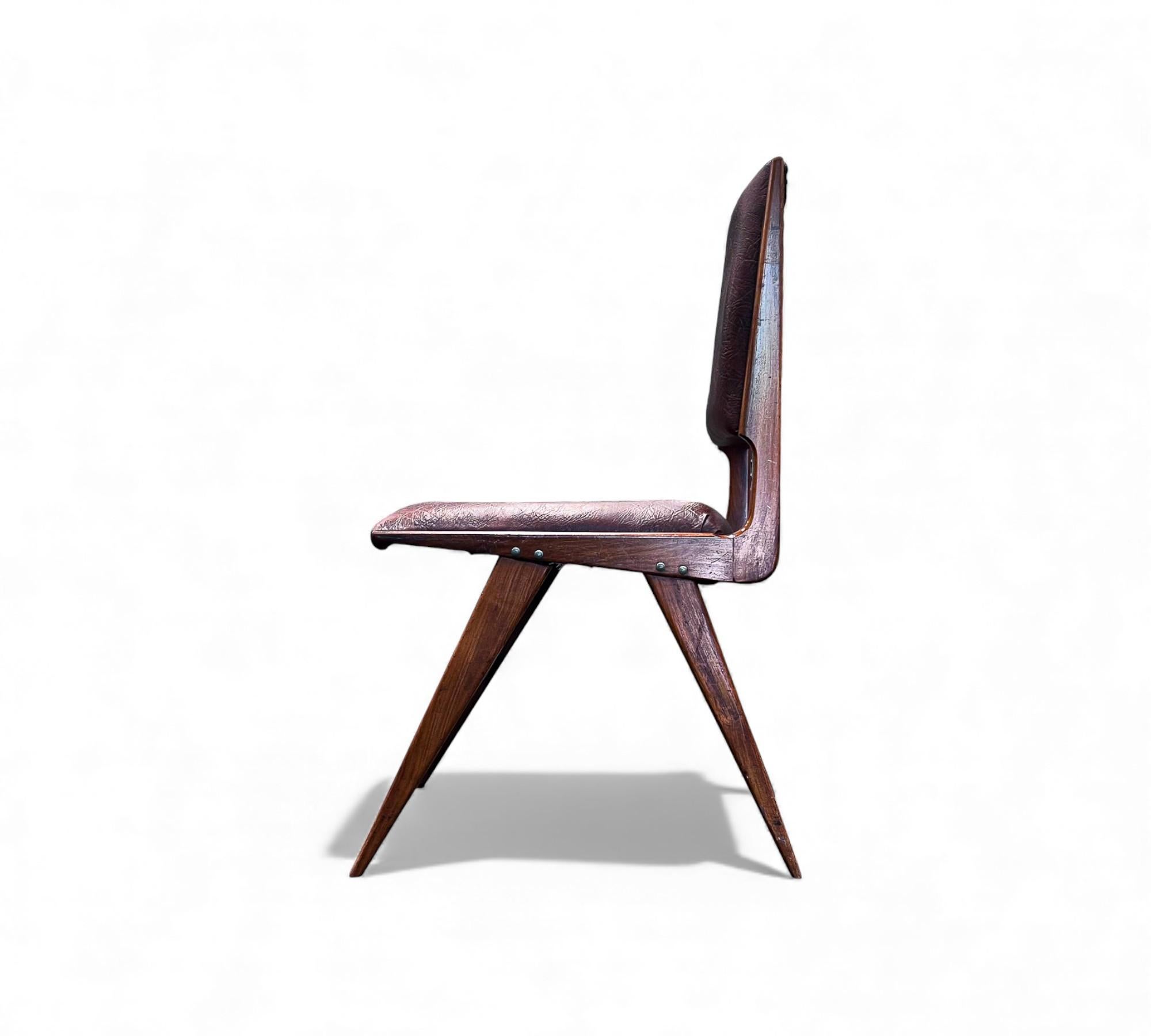 Brazilian Modern Set of 6 Chairs in Leatherette & hardwood, Att. to Forma, 1950s (Holzarbeit) im Angebot