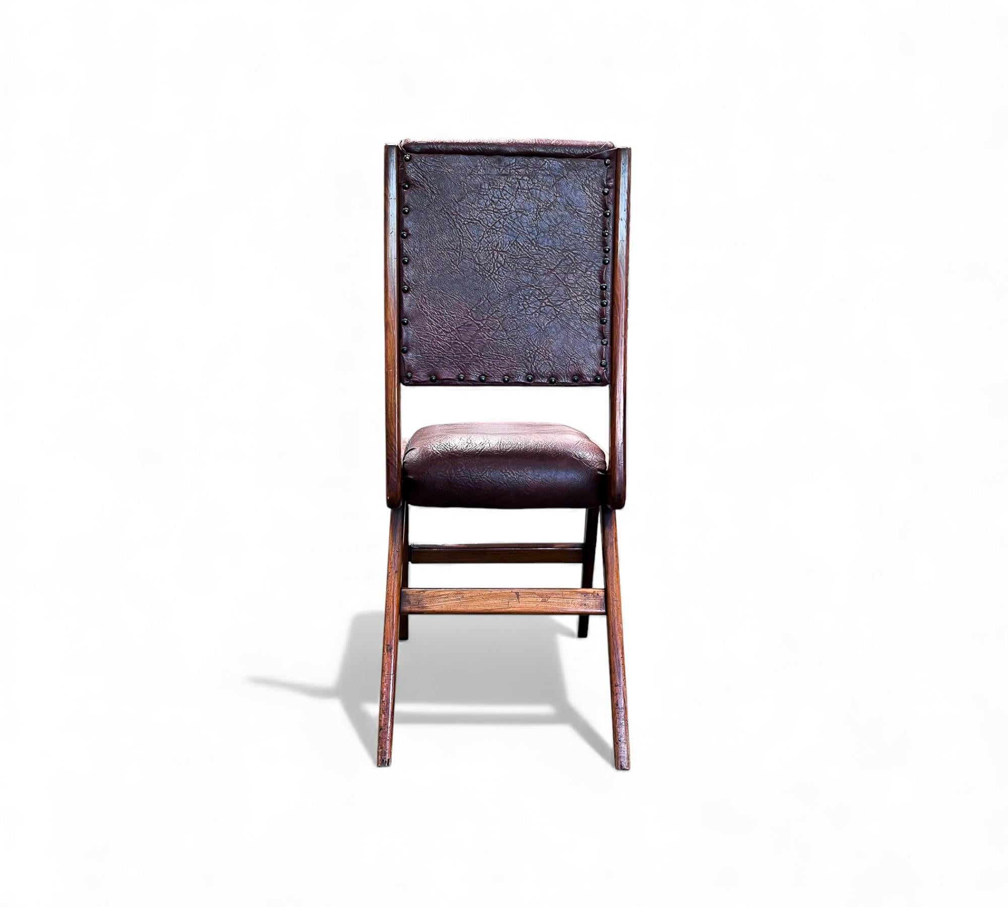 Brazilian Modern Set of 6 Chairs in Leatherette & hardwood, Att. to Forma, 1950s im Zustand „Gut“ im Angebot in New York, NY